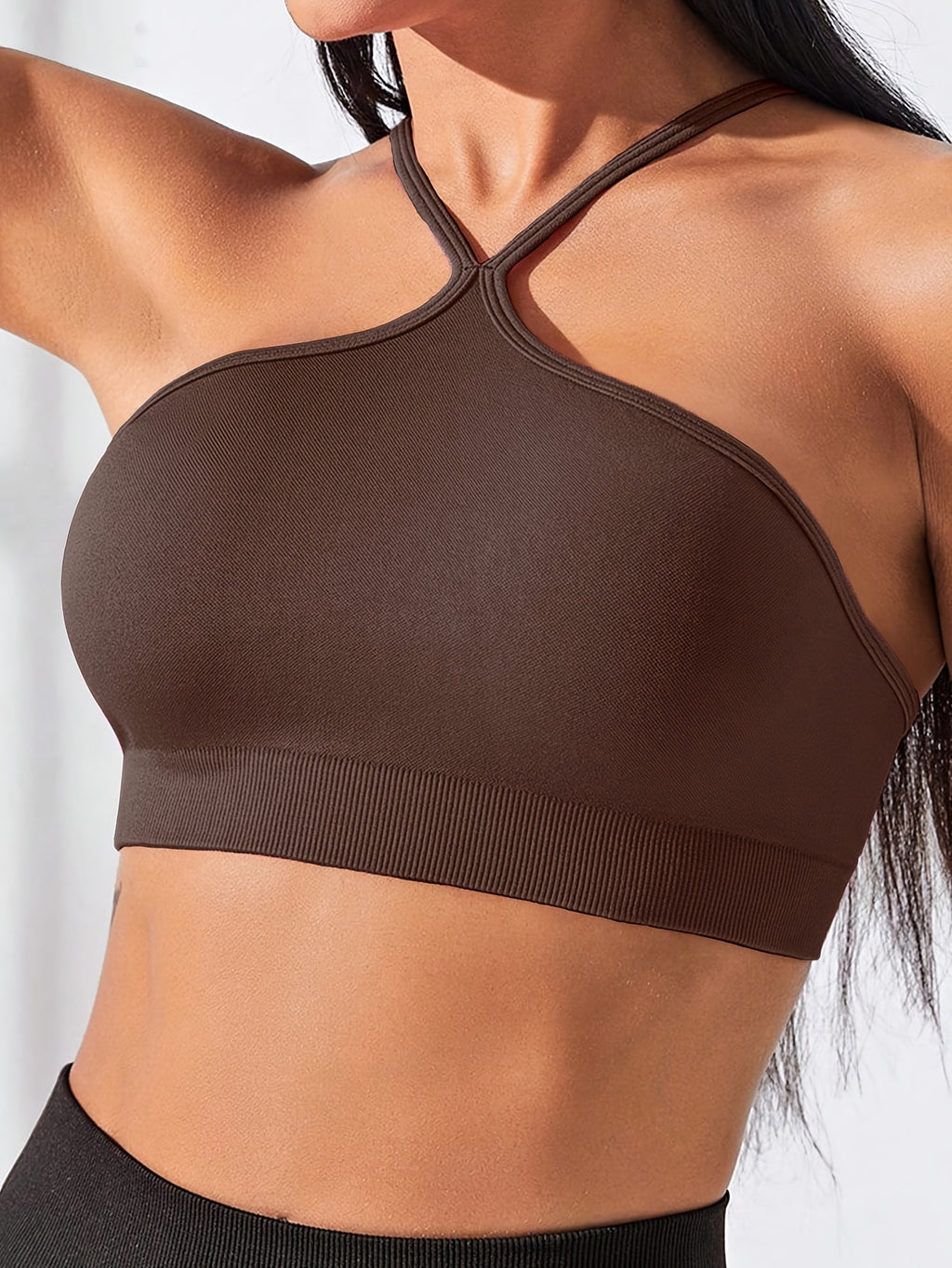 Top esportivo com decote halter, ideal para primavera e verão, perfeito para passeios casuais, festas e uso diário.