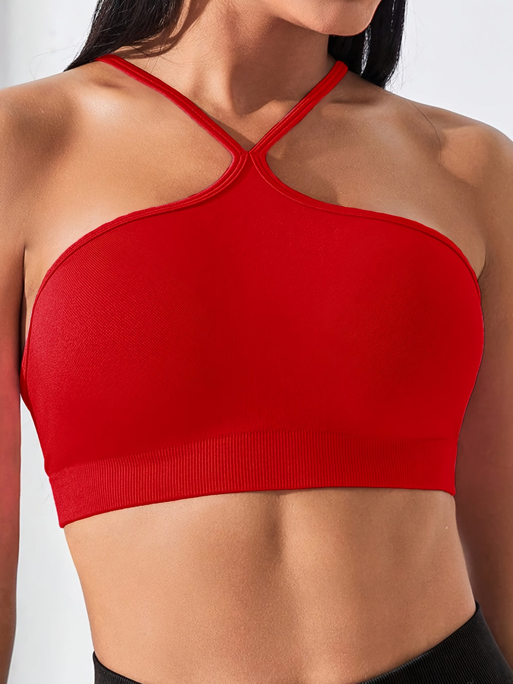 Top esportivo com decote halter, ideal para primavera e verão, perfeito para passeios casuais, festas e uso diário.