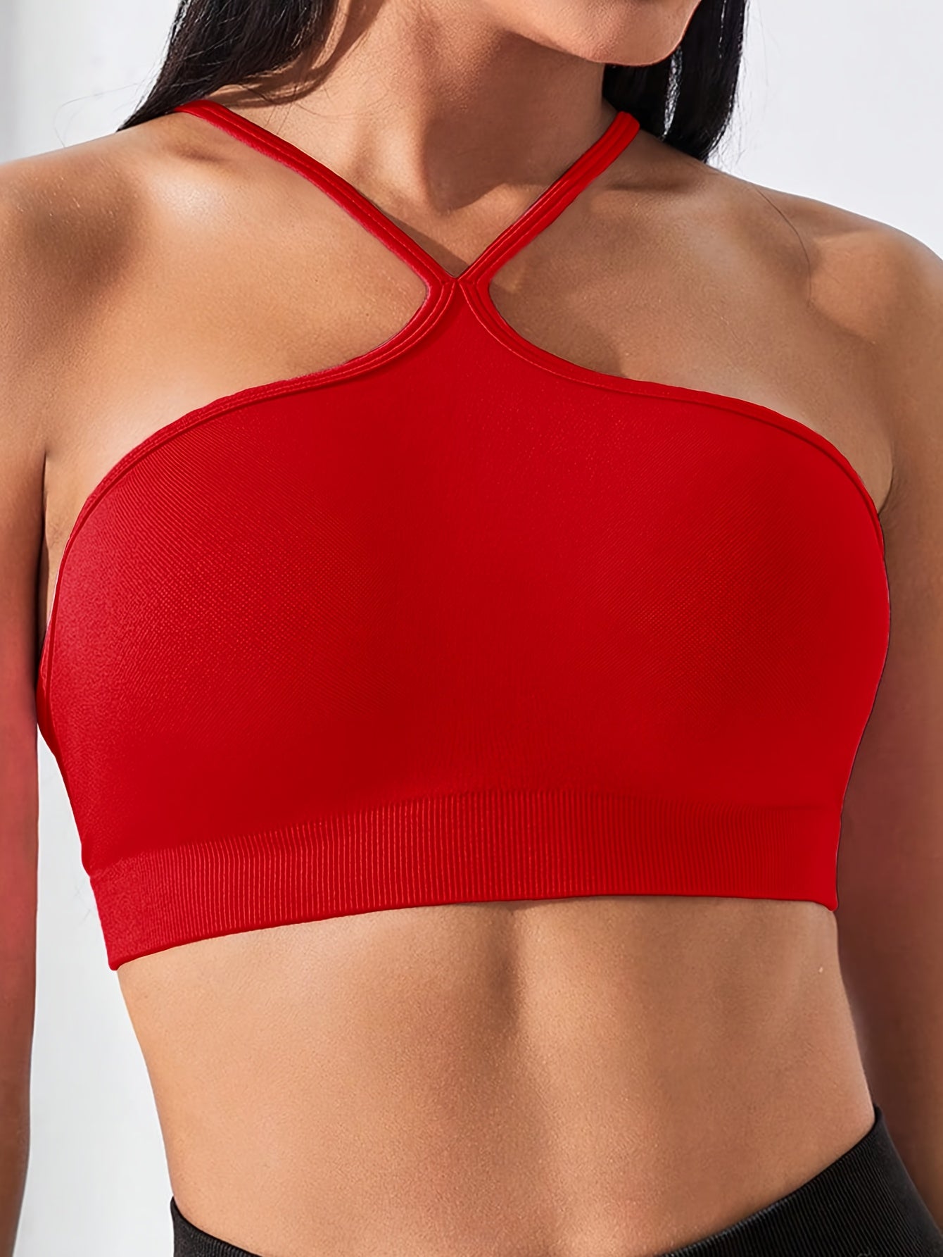 Top esportivo com decote halter, ideal para primavera e verão, perfeito para passeios casuais, festas e uso diário.