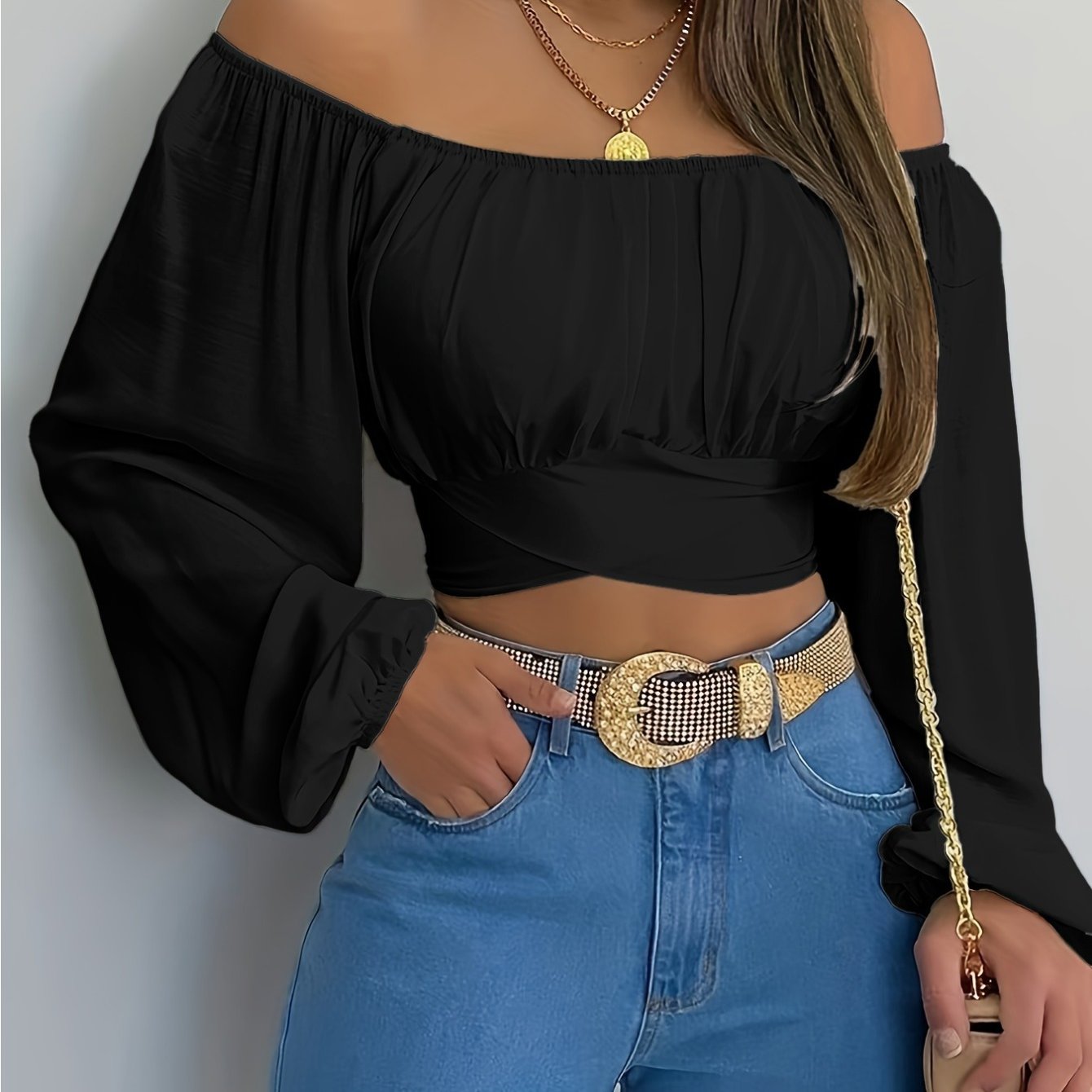 Top feminino modelo ombro a ombro, com design moderno e amarração cruzada que valoriza o colo e a silhueta. Confeccionado em tecido confortável e de ótimo caimento, oferece charme e estilo para compor looks versáteis.