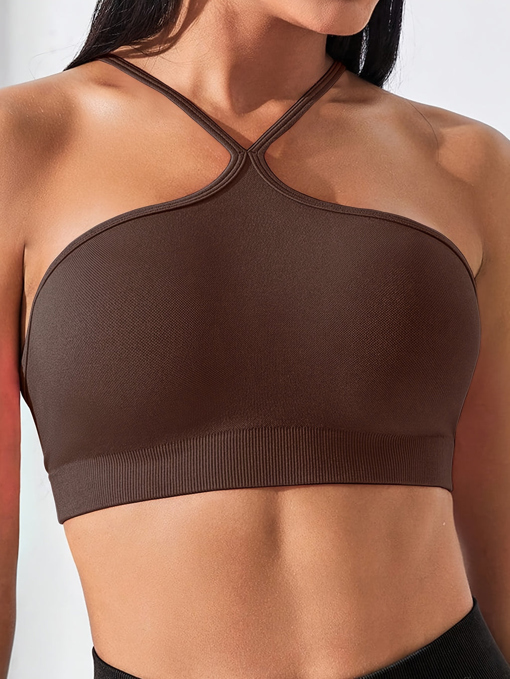 Top esportivo com decote halter, ideal para primavera e verão, perfeito para passeios casuais, festas e uso diário.