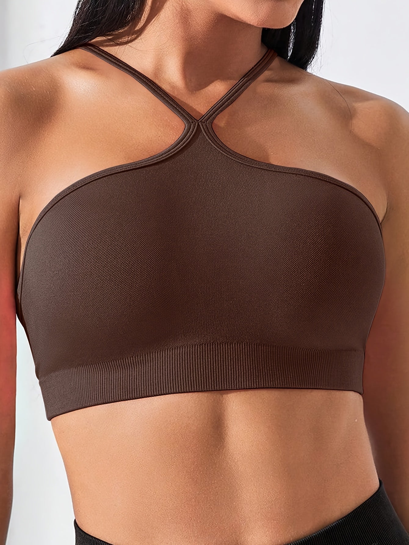Top esportivo com decote halter, ideal para primavera e verão, perfeito para passeios casuais, festas e uso diário.