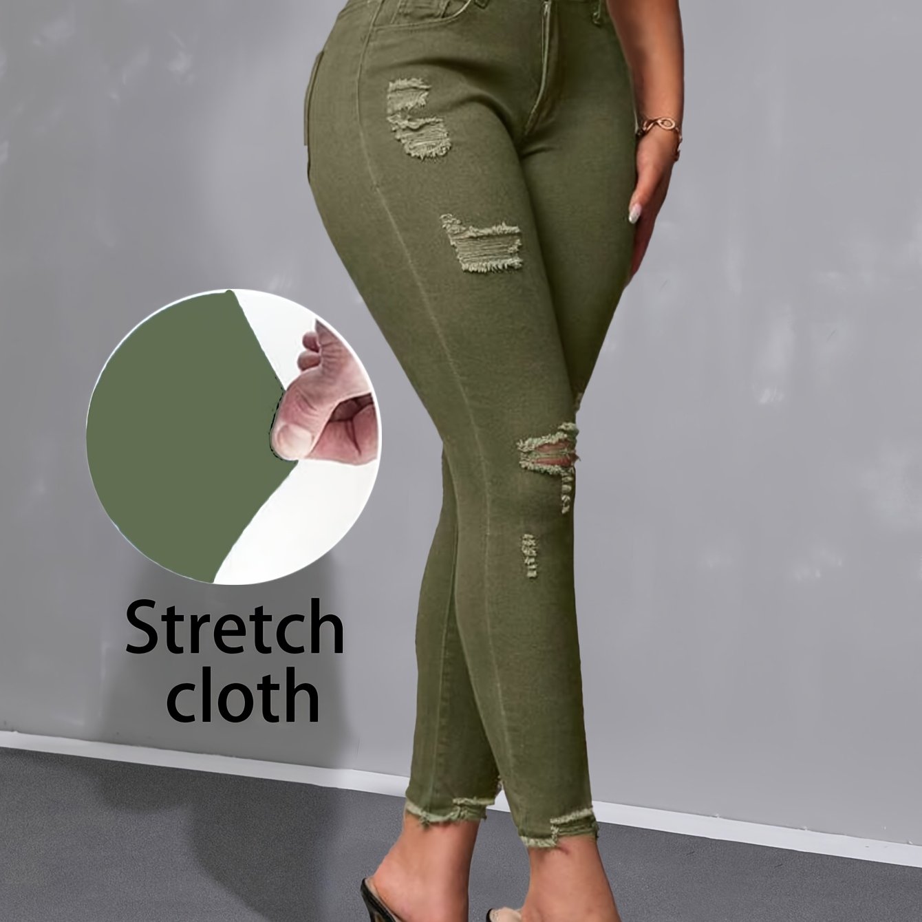 Calça skinny verde militar de cintura alta, moderna e versátil, com detalhes desgastados nas bordas.
