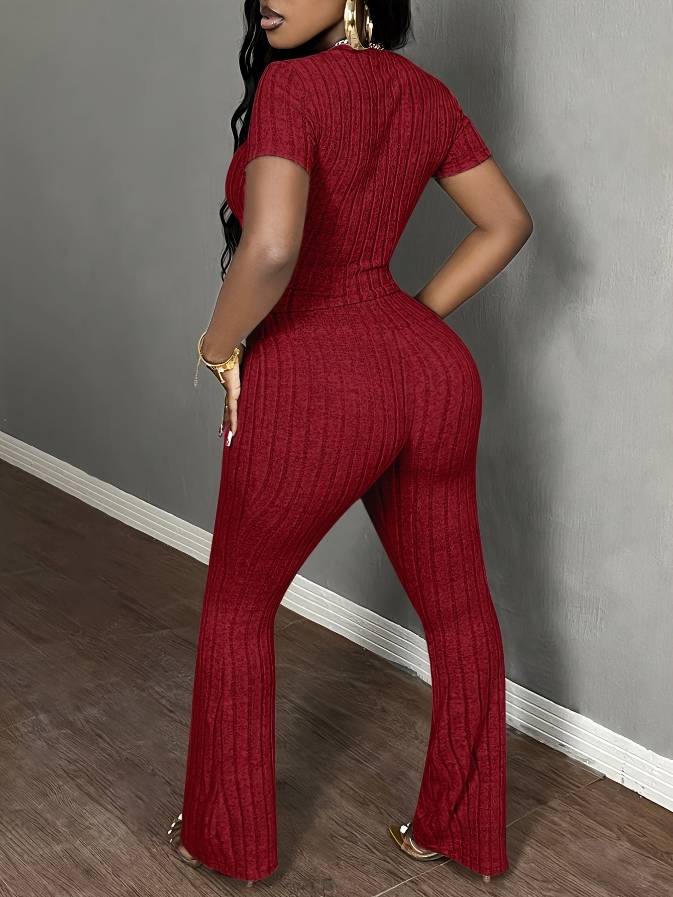 Conjunto feminino casual de camiseta de manga curta e gola redonda , calça comprida ajustada.