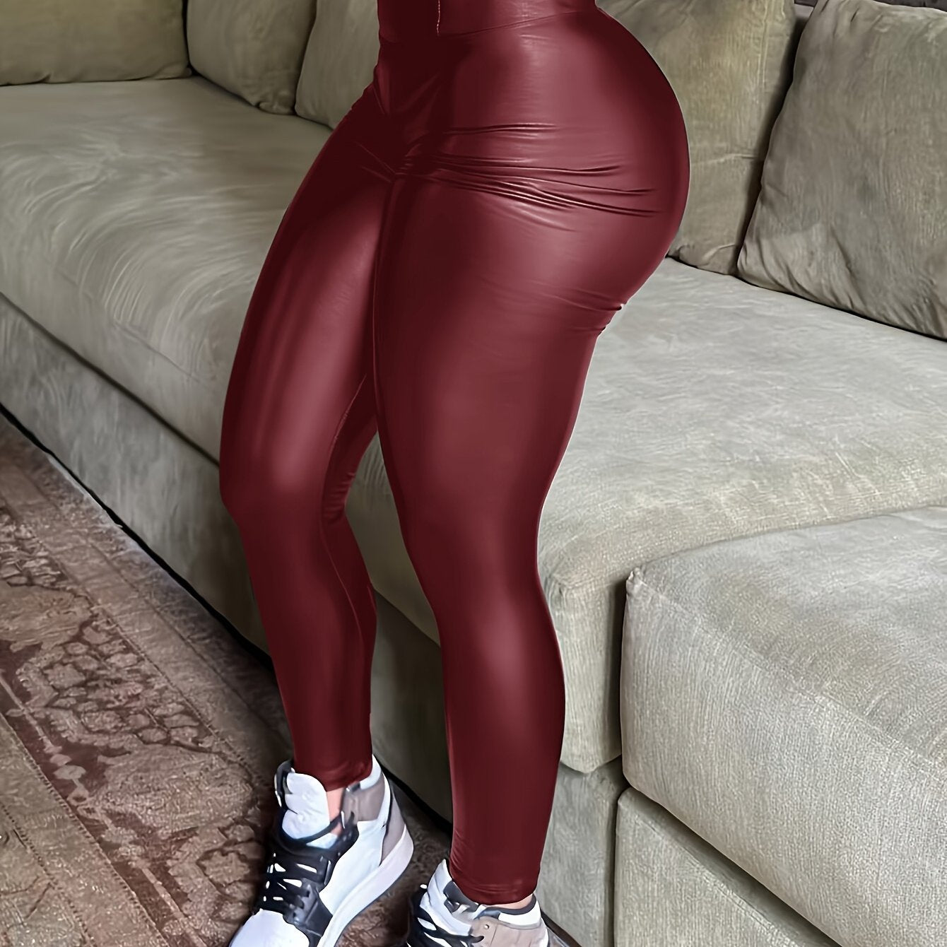 Calça justa feminina confeccionada em tecido confortável e com excelente elasticidade. Modelagem que se ajusta ao corpo, valorizando a silhueta sem perder a mobilidade.