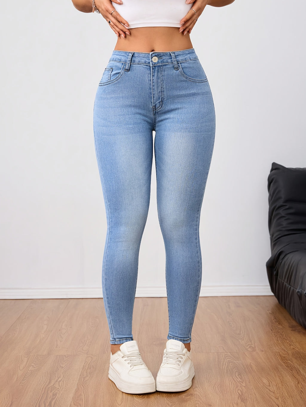 Calça jeans feminina confeccionada em alta qualidade, com ótimo caimento e conforto. Modelagem versátil, ideal para o dia a dia e fácil de combinar com diferentes estilos.