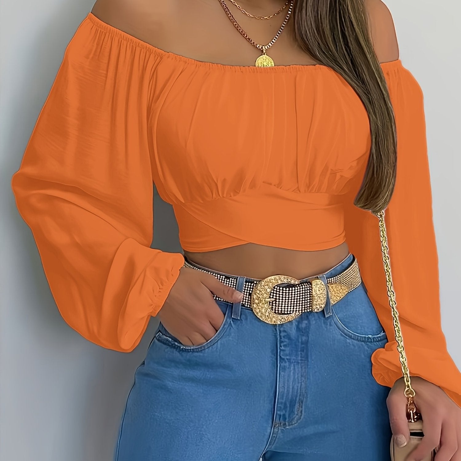 Top feminino modelo ombro a ombro, com design moderno e amarração cruzada que valoriza o colo e a silhueta. Confeccionado em tecido confortável e de ótimo caimento, oferece charme e estilo para compor looks versáteis.