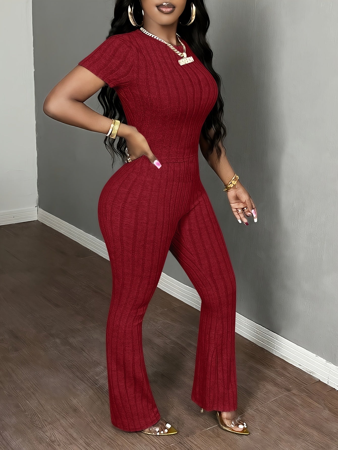 Conjunto feminino casual de camiseta de manga curta e gola redonda , calça comprida ajustada.