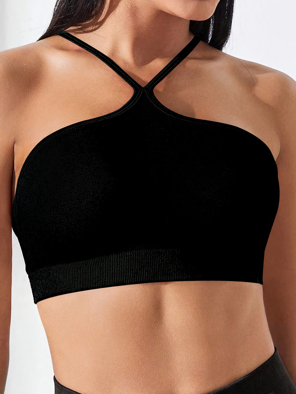 Top esportivo com decote halter, ideal para primavera e verão, perfeito para passeios casuais, festas e uso diário.
