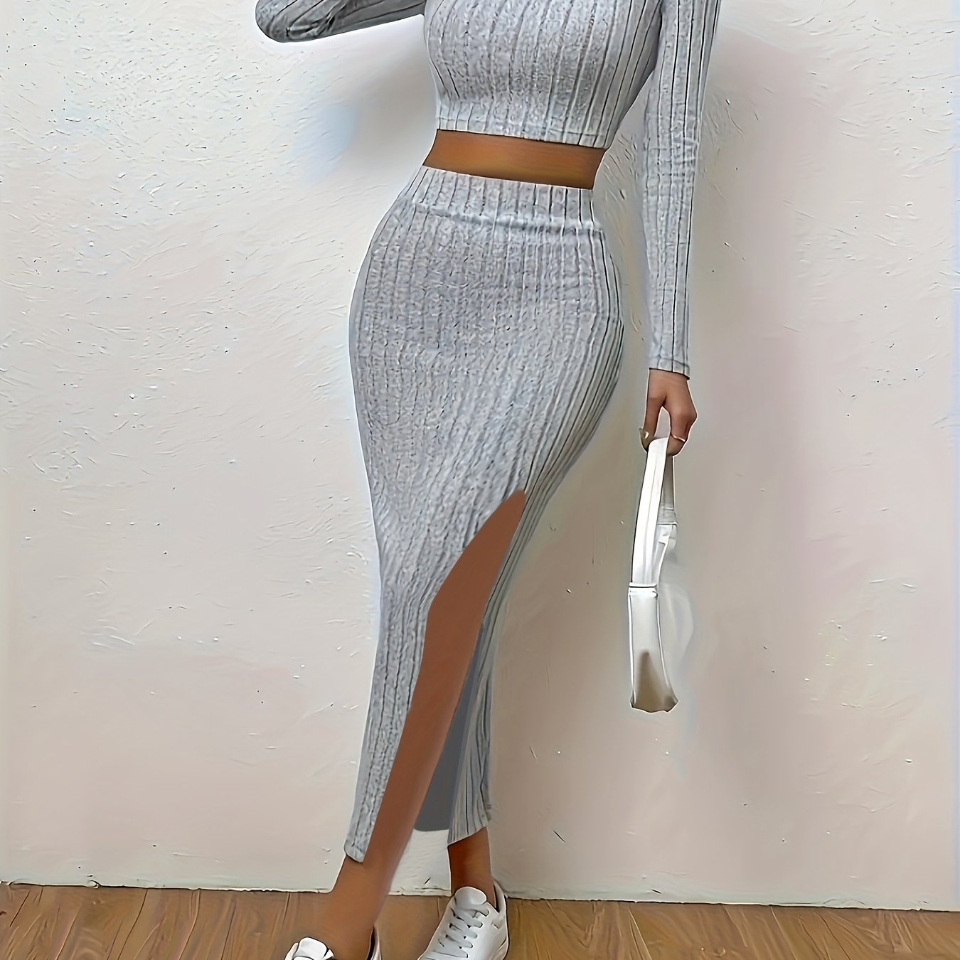 Conjunto casual elegante com manga comprida, gola redonda e fenda.