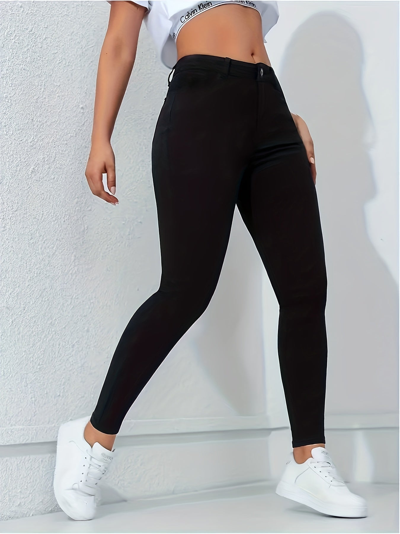 Calça legging reta de cintura alta modelagem slim, ideal para ocasiões formais e casuais.