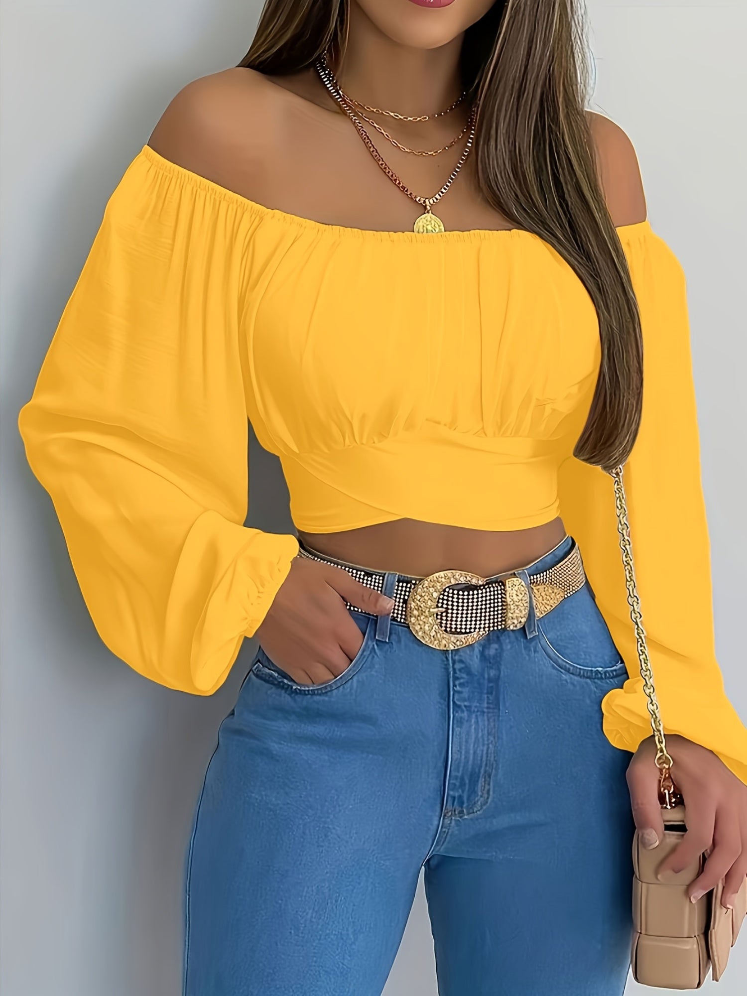 Top feminino modelo ombro a ombro, com design moderno e amarração cruzada que valoriza o colo e a silhueta. Confeccionado em tecido confortável e de ótimo caimento, oferece charme e estilo para compor looks versáteis.