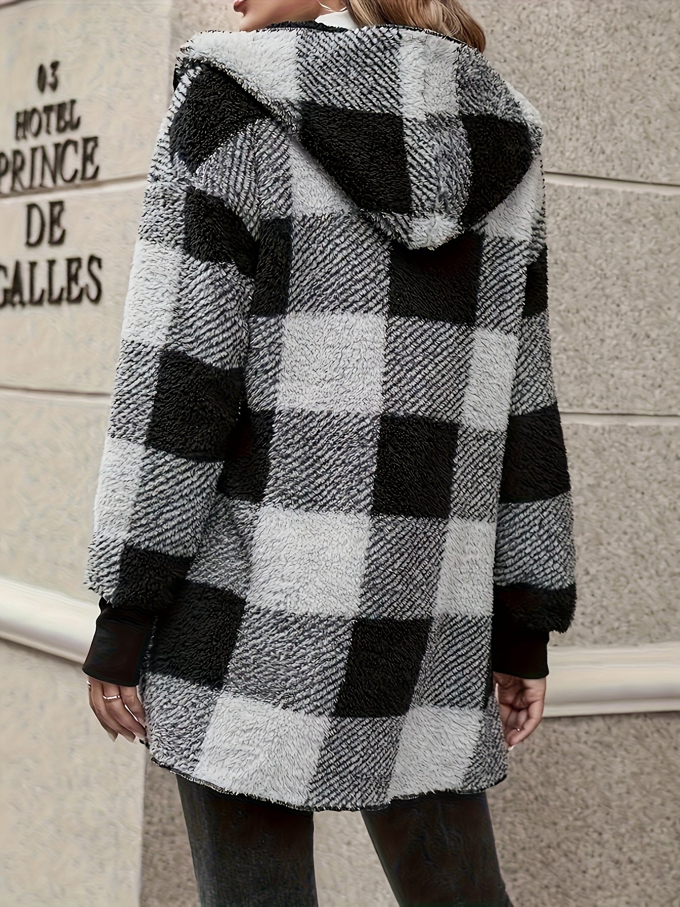 Jaqueta feminina de lã de comprimento médio.  Moodress