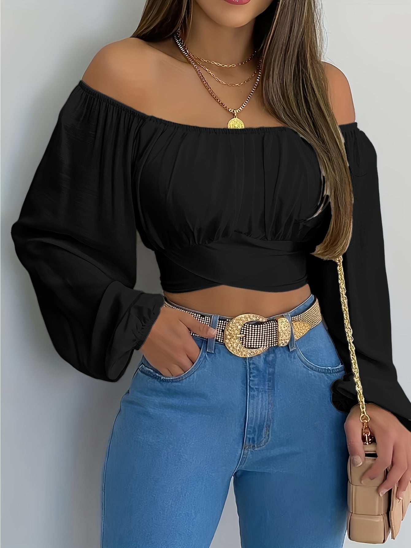 Top feminino modelo ombro a ombro, com design moderno e amarração cruzada que valoriza o colo e a silhueta. Confeccionado em tecido confortável e de ótimo caimento, oferece charme e estilo para compor looks versáteis.