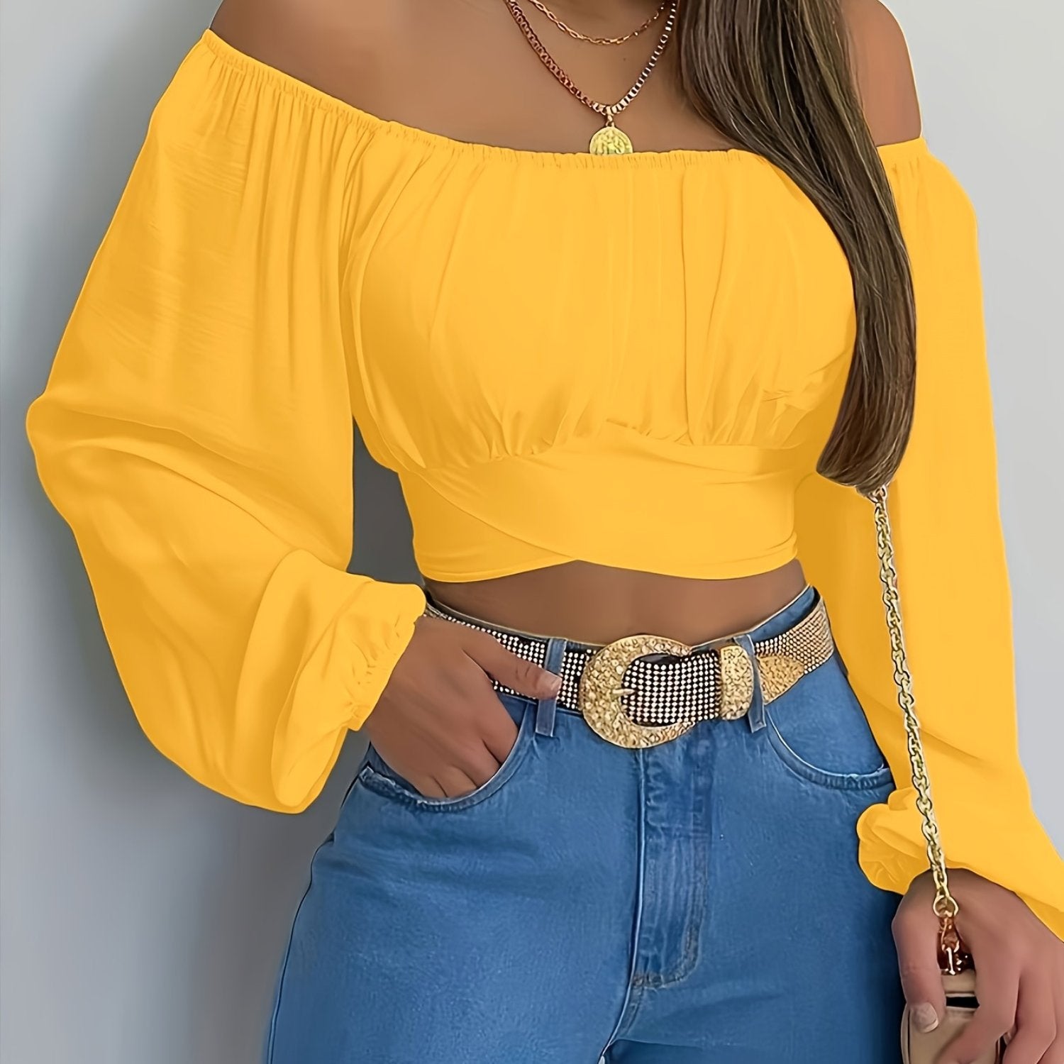 Top feminino modelo ombro a ombro, com design moderno e amarração cruzada que valoriza o colo e a silhueta. Confeccionado em tecido confortável e de ótimo caimento, oferece charme e estilo para compor looks versáteis.