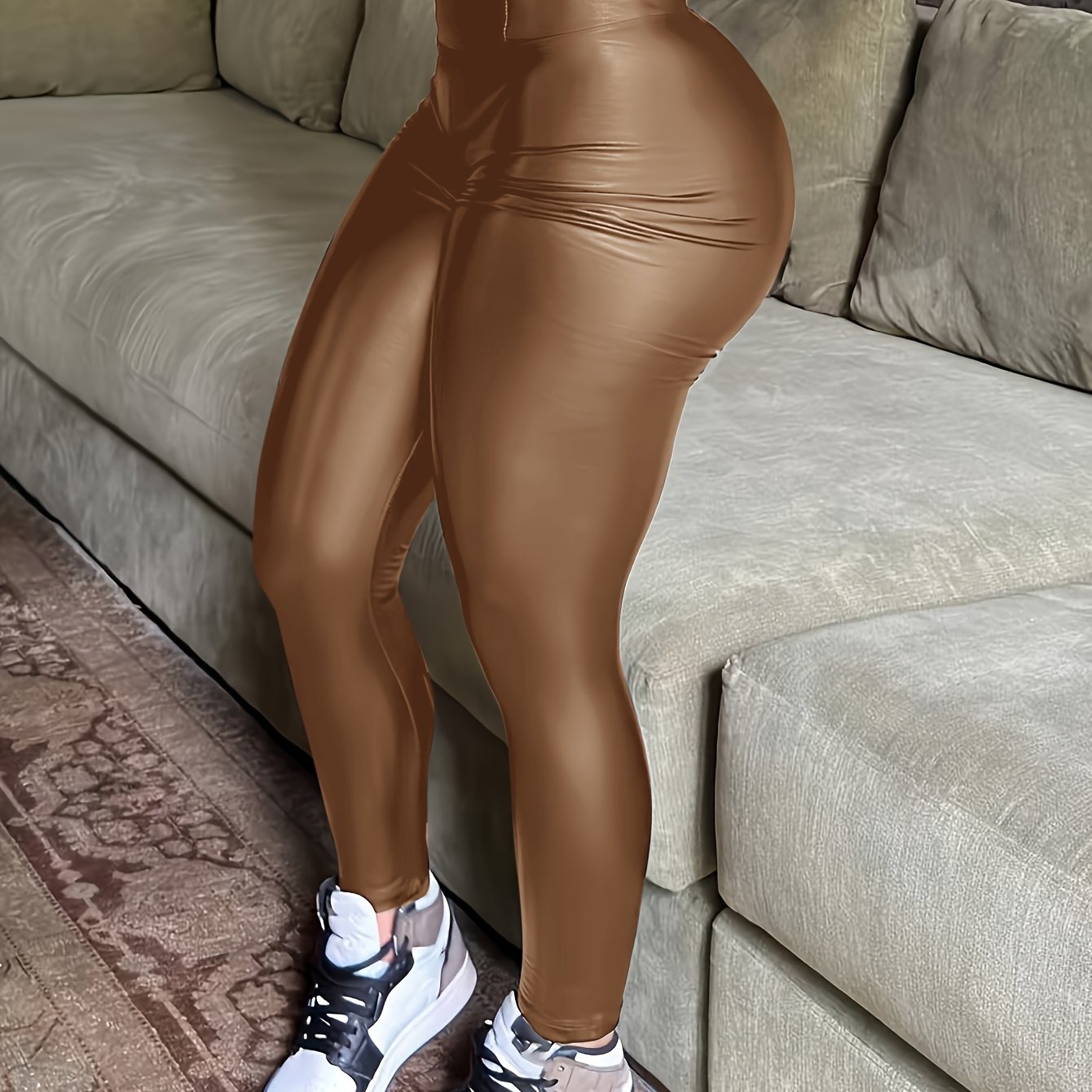 Calça justa feminina confeccionada em tecido confortável e com excelente elasticidade. Modelagem que se ajusta ao corpo, valorizando a silhueta sem perder a mobilidade.