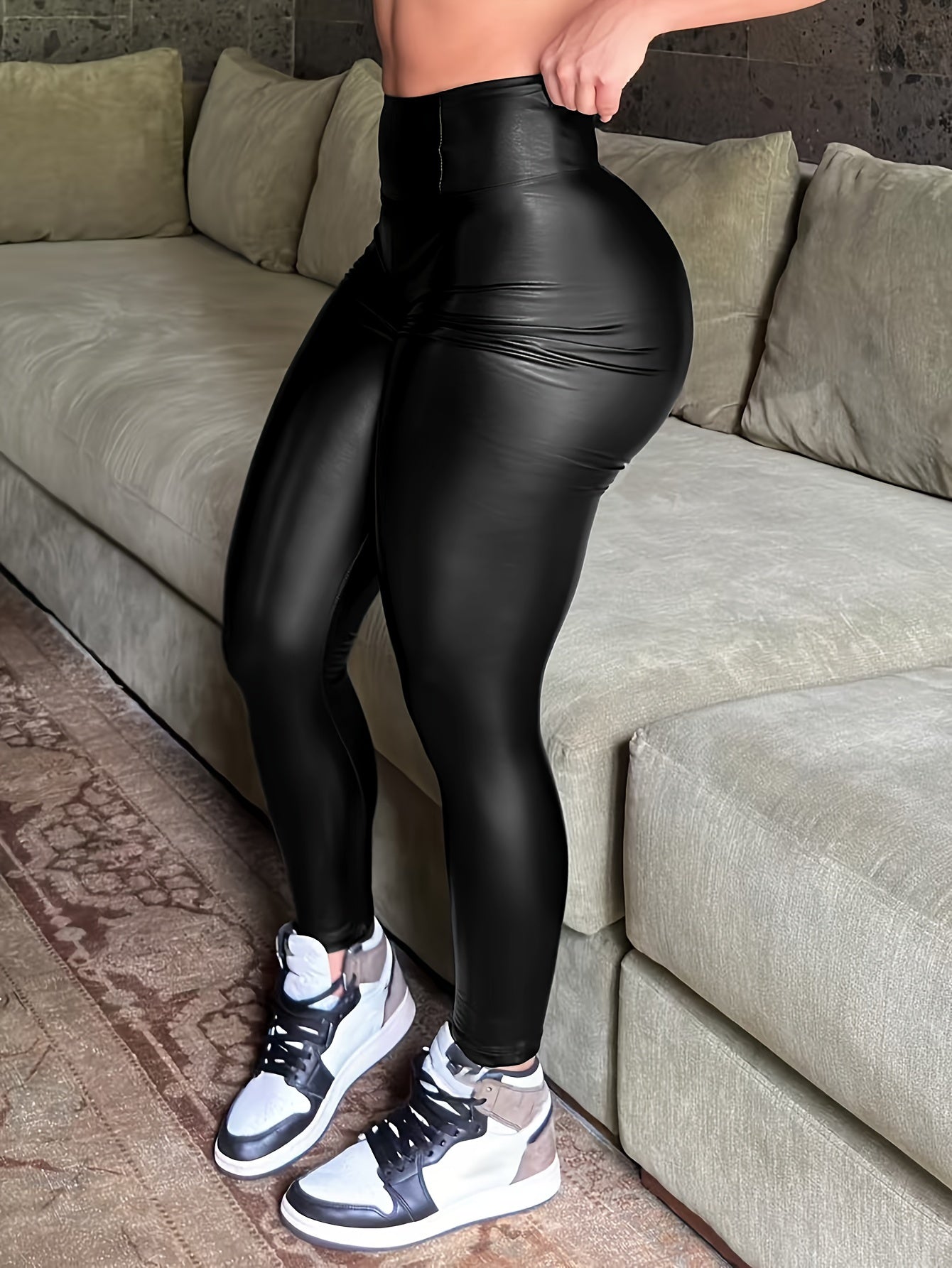 Calça justa feminina confeccionada em tecido confortável e com excelente elasticidade. Modelagem que se ajusta ao corpo, valorizando a silhueta sem perder a mobilidade.