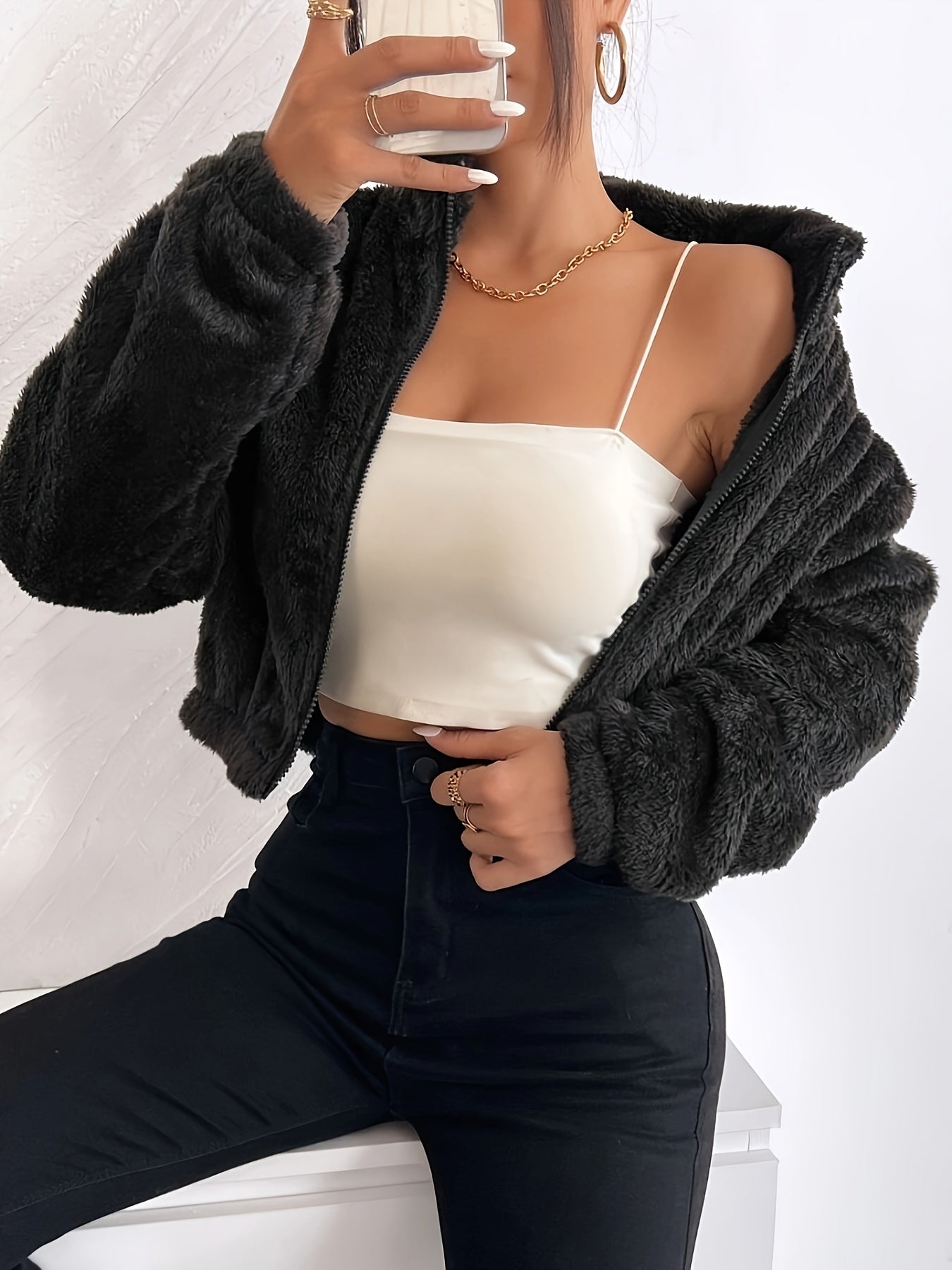 Casaco curto perfeito para quem ama estilo e aconchego. Com design moderno é a peça ideal para compor looks quentes e cheios de personalidade.