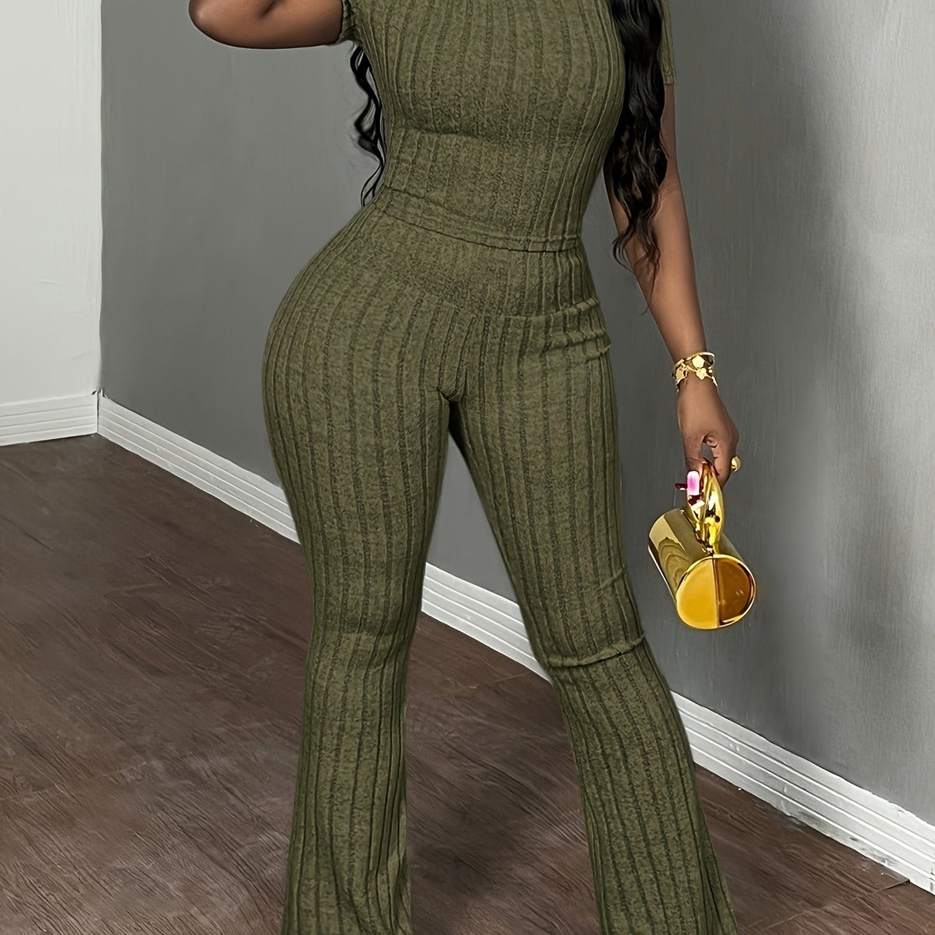 Conjunto feminino casual de camiseta de manga curta e gola redonda , calça comprida ajustada.