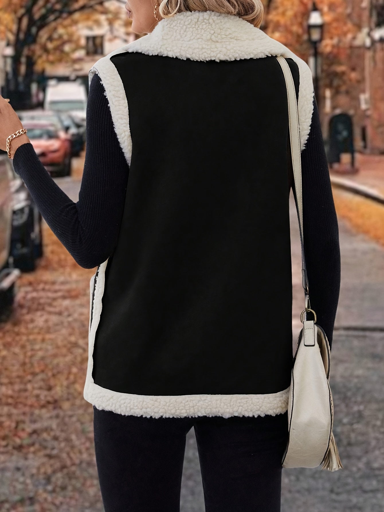 Colete feminino chique com forro de pele em tons de marrom e branco perfeito para o outono e inverno.