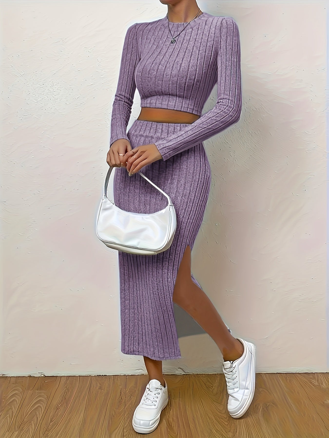 Conjunto casual elegante com manga comprida, gola redonda e fenda.