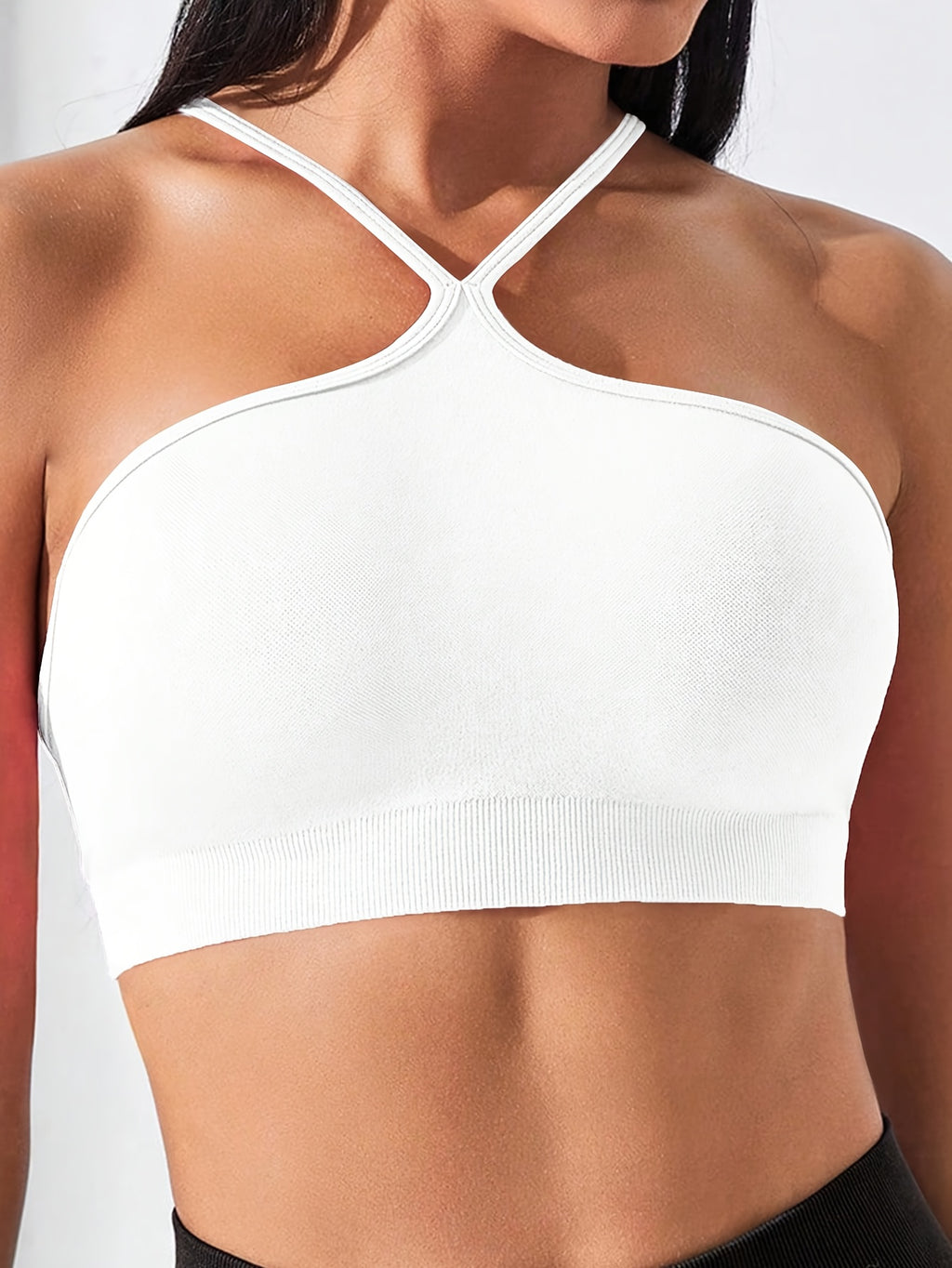 Top esportivo com decote halter, ideal para primavera e verão, perfeito para passeios casuais, festas e uso diário.