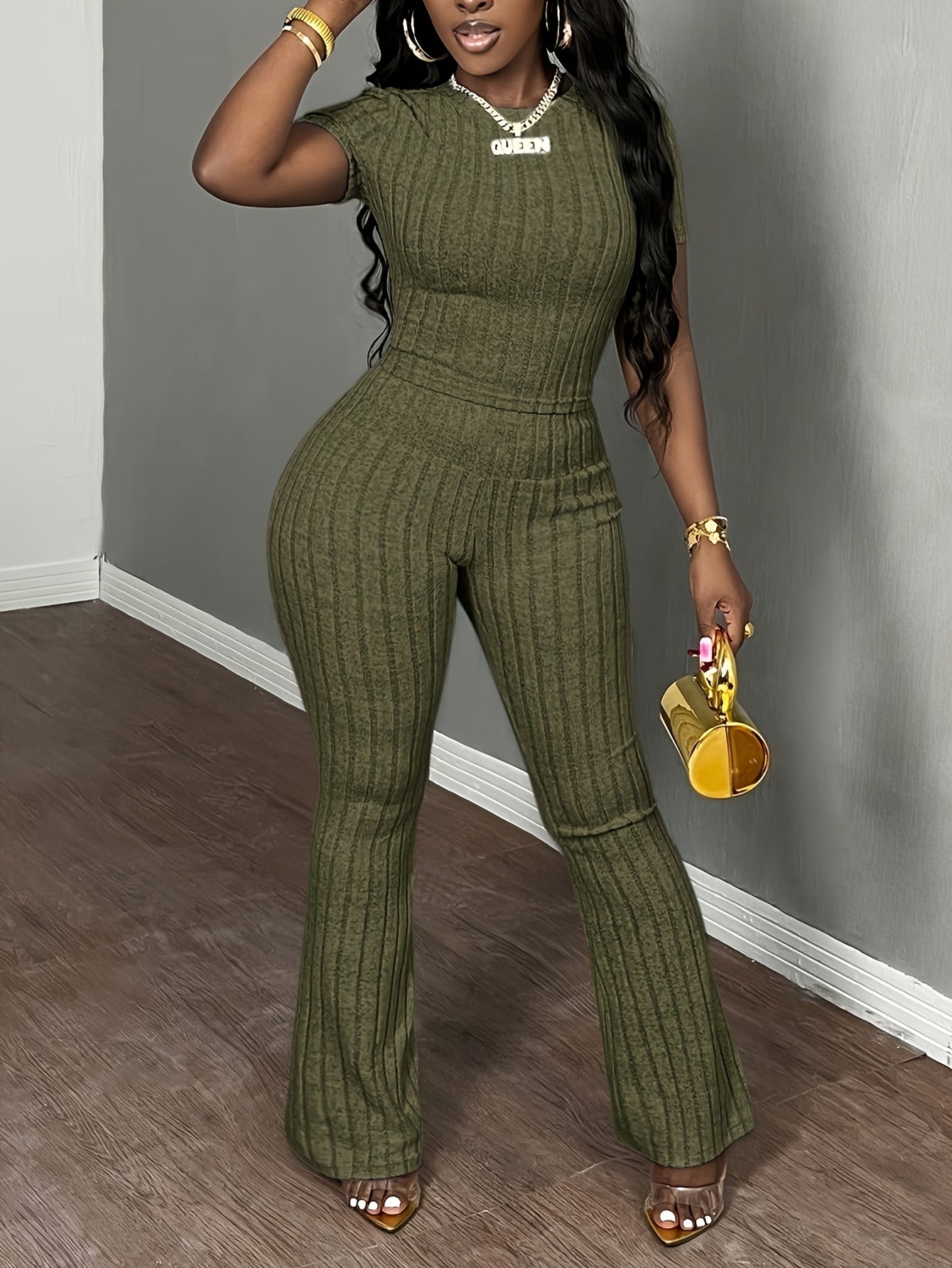 Conjunto feminino casual de camiseta de manga curta e gola redonda , calça comprida ajustada.