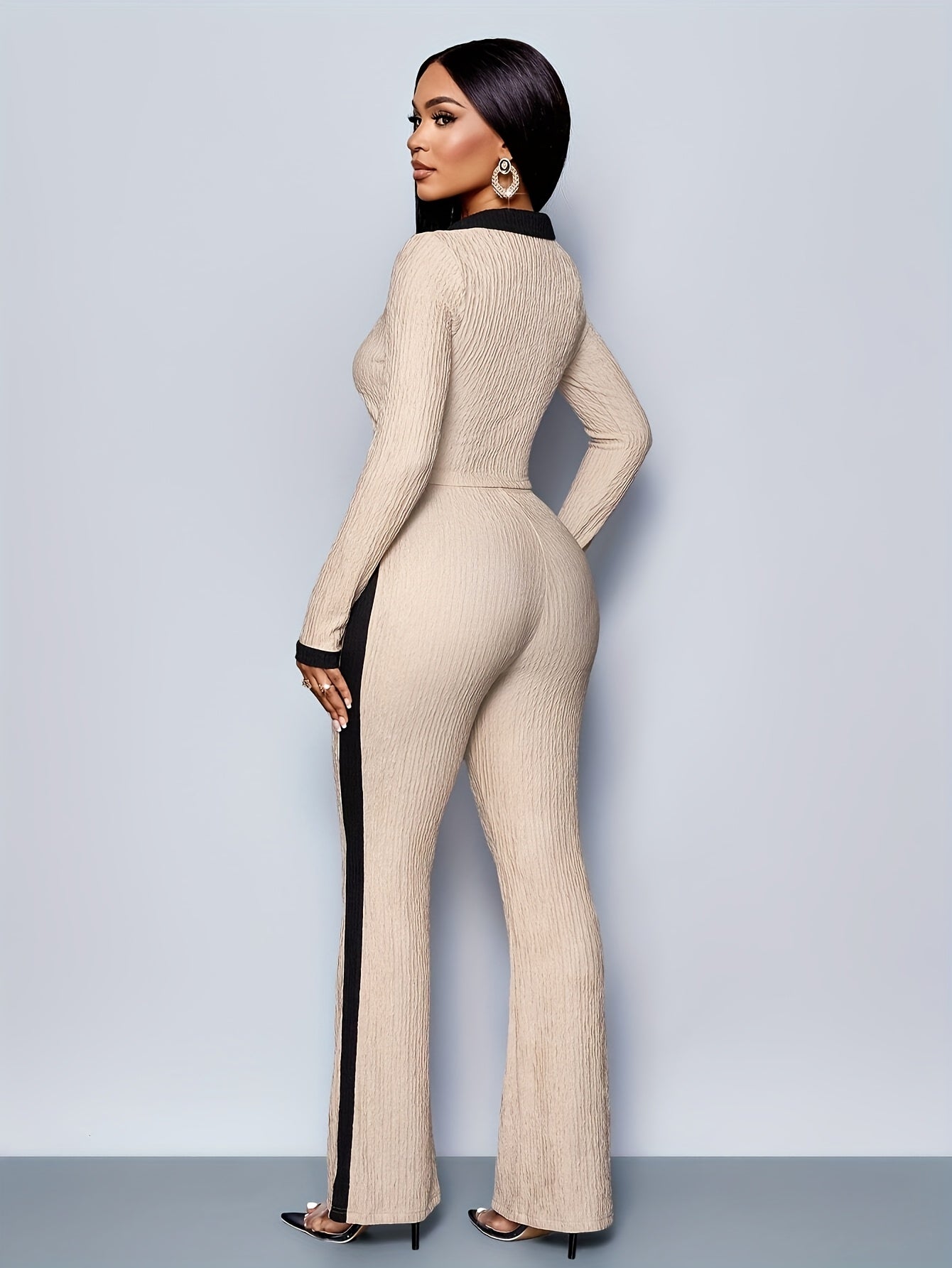 Conjunto elegante de duas peças: blusa de manga comprida com gola e calça flare com detalhes contrastantes -  perfeito para primavera/outono.