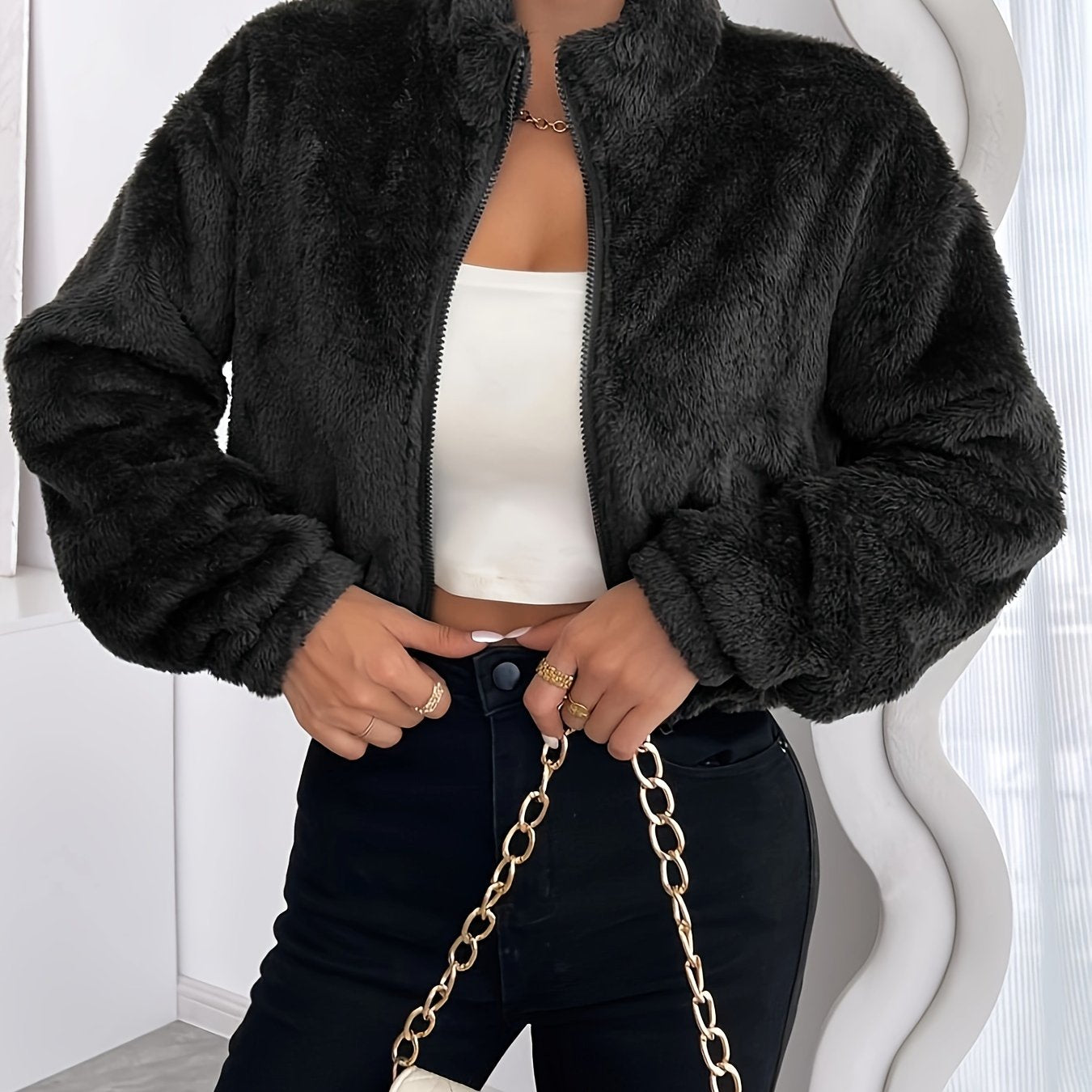 Casaco curto perfeito para quem ama estilo e aconchego. Com design moderno é a peça ideal para compor looks quentes e cheios de personalidade.