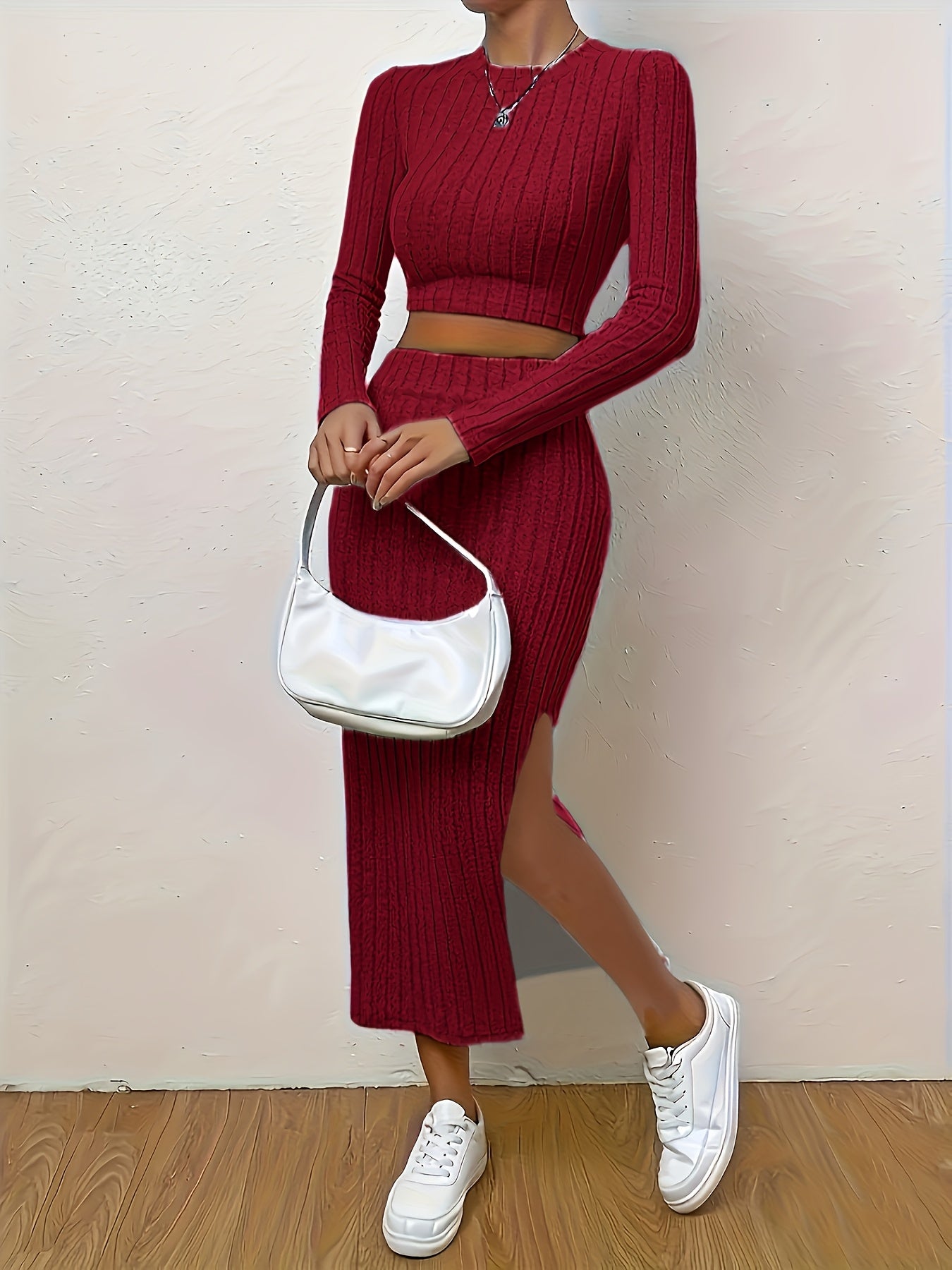 Conjunto casual elegante com manga comprida, gola redonda e fenda.