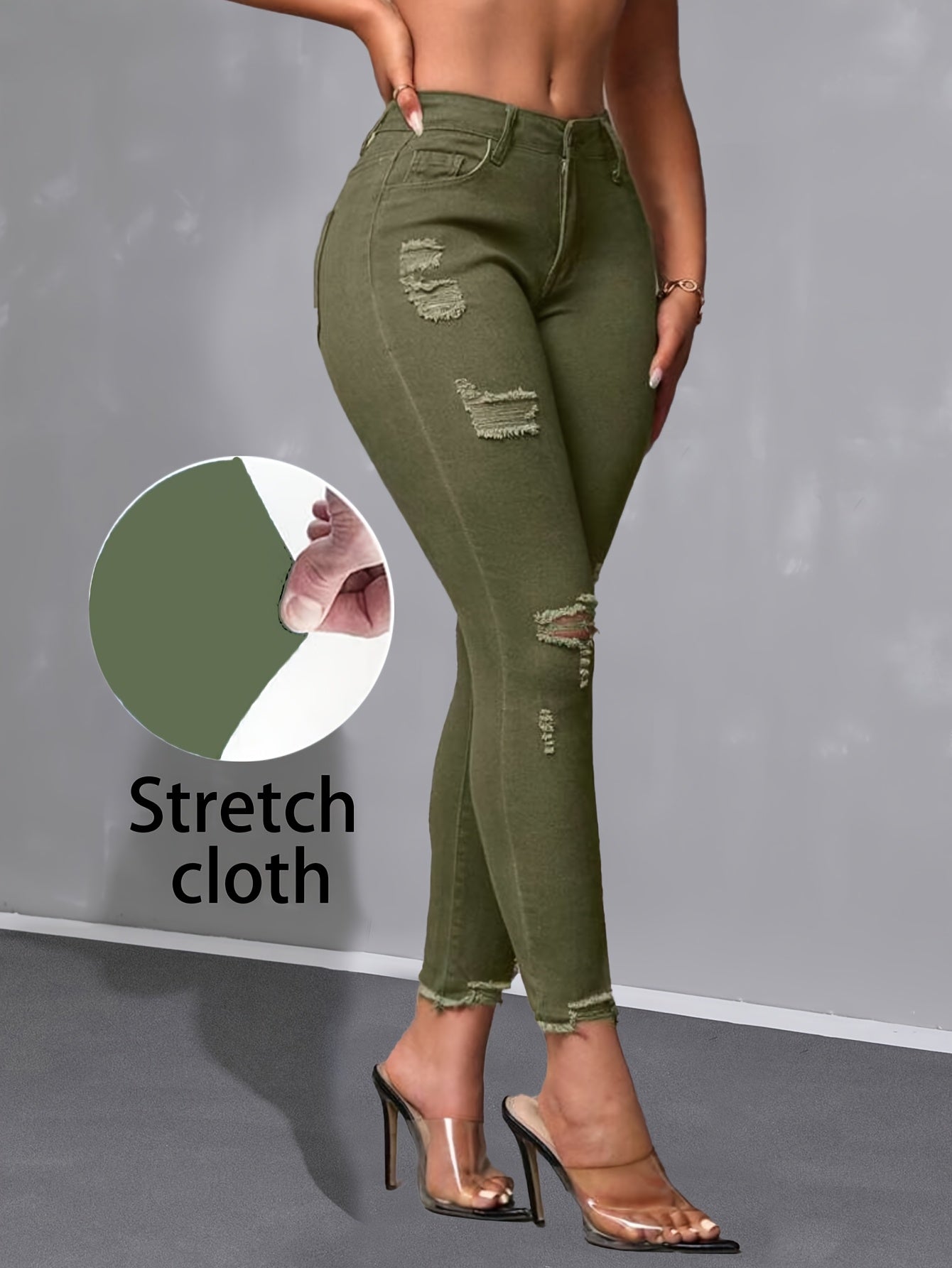 Calça skinny verde militar de cintura alta, moderna e versátil, com detalhes desgastados nas bordas.