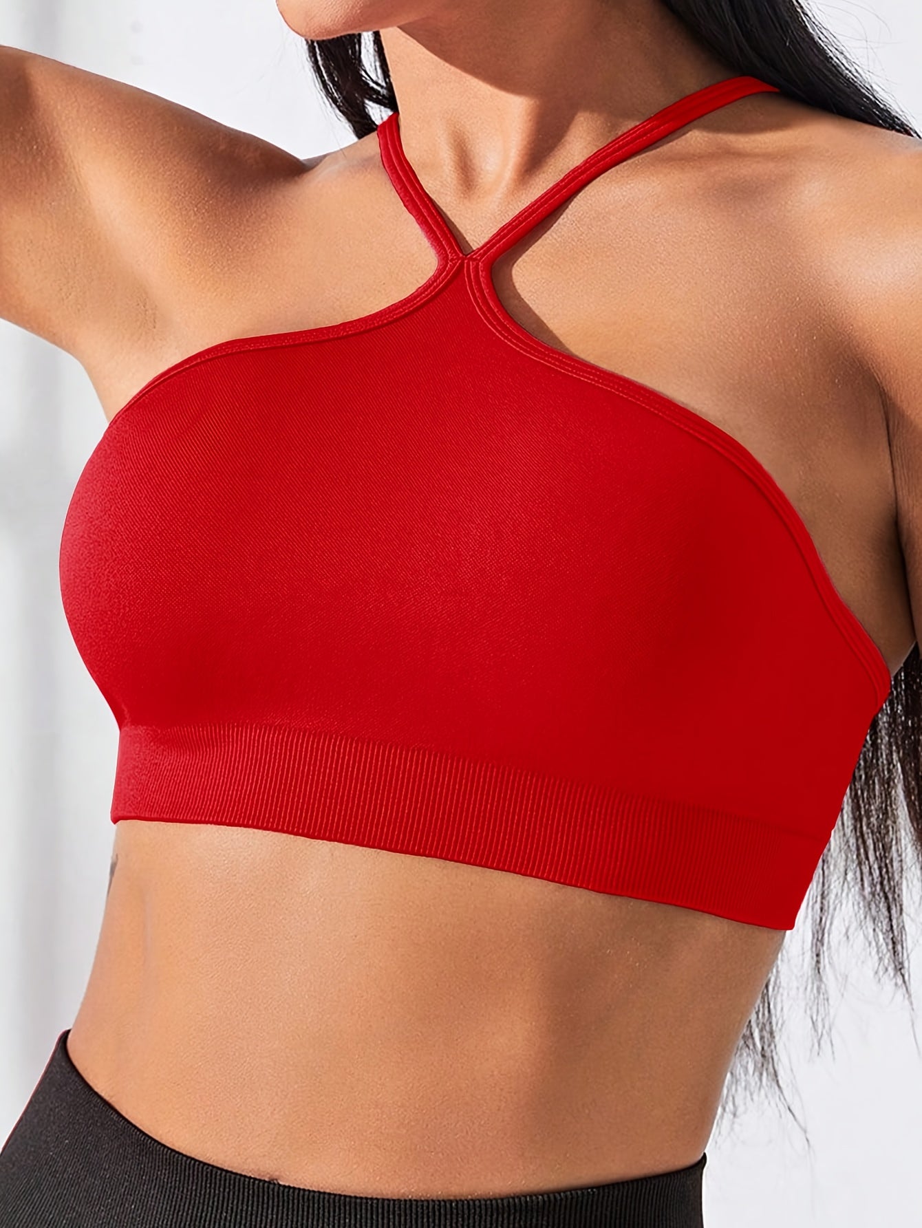 Top esportivo com decote halter, ideal para primavera e verão, perfeito para passeios casuais, festas e uso diário.