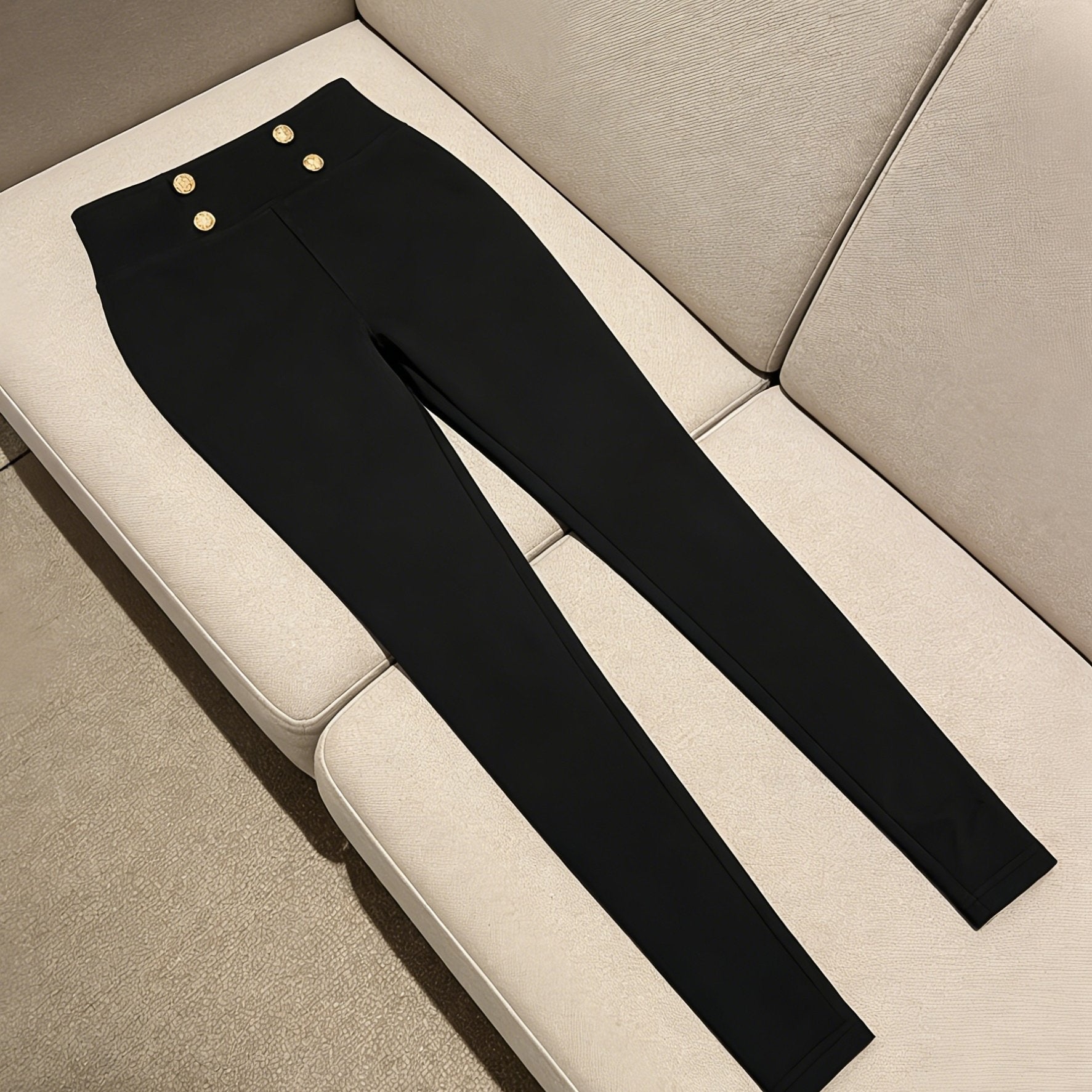 Calças femininas com abotoamento duplo e corte slim, concebidas para a elegância e bem estar.