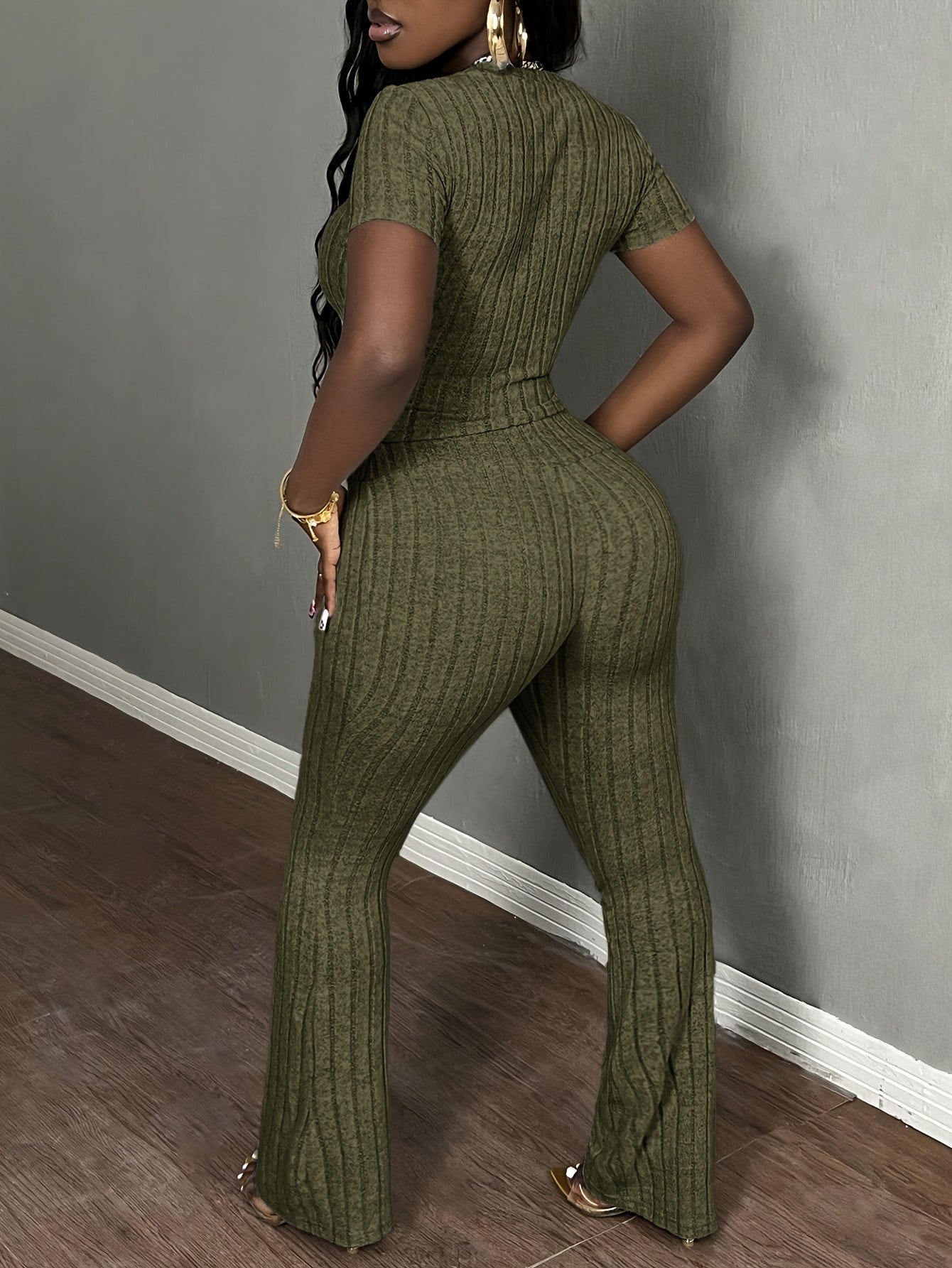 Conjunto feminino casual de camiseta de manga curta e gola redonda , calça comprida ajustada.