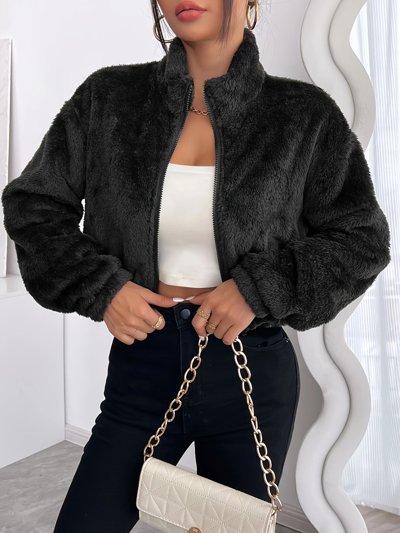 Casaco curto perfeito para quem ama estilo e aconchego. Com design moderno é a peça ideal para compor looks quentes e cheios de personalidade.