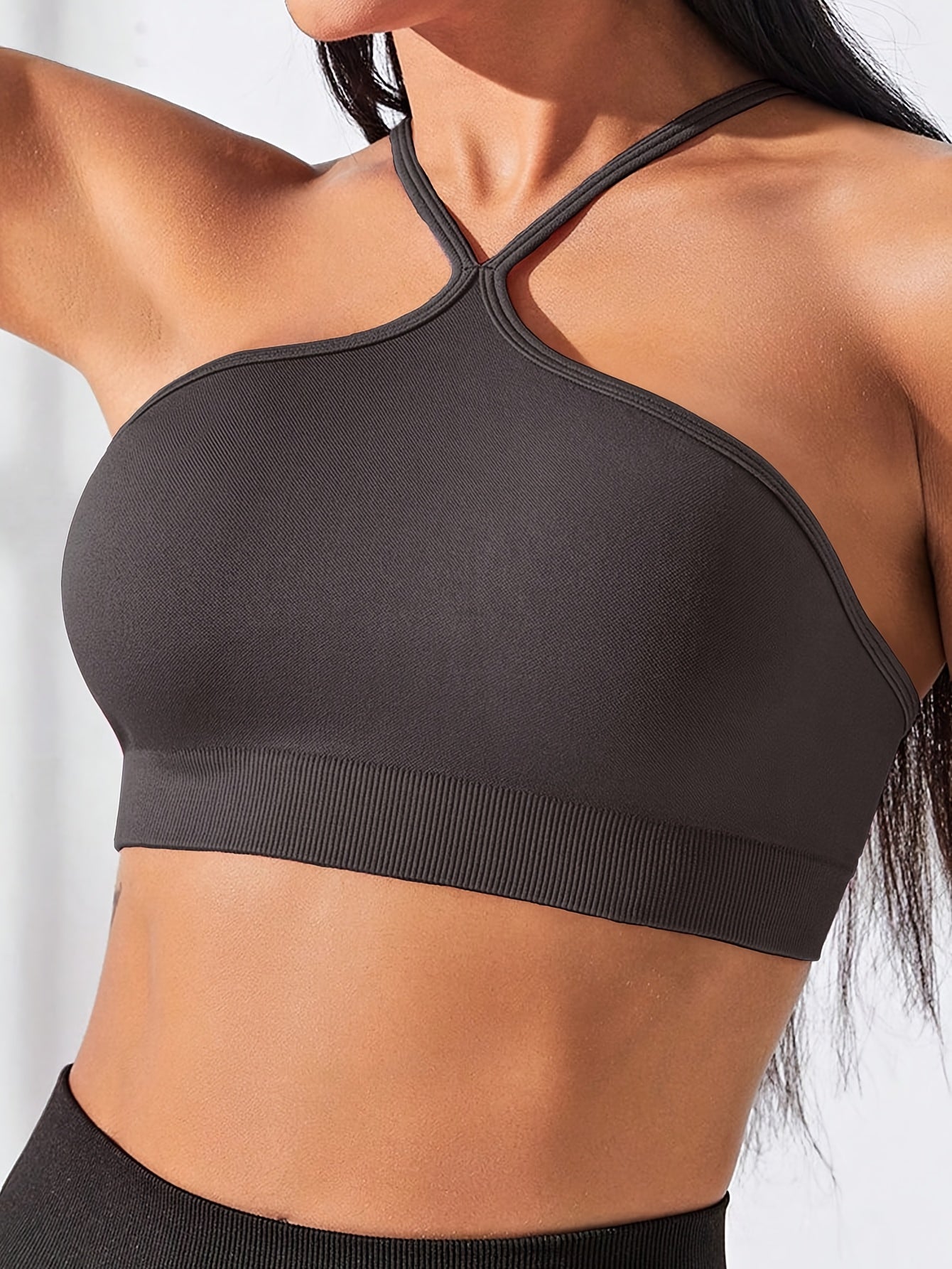 Top esportivo com decote halter, ideal para primavera e verão, perfeito para passeios casuais, festas e uso diário.