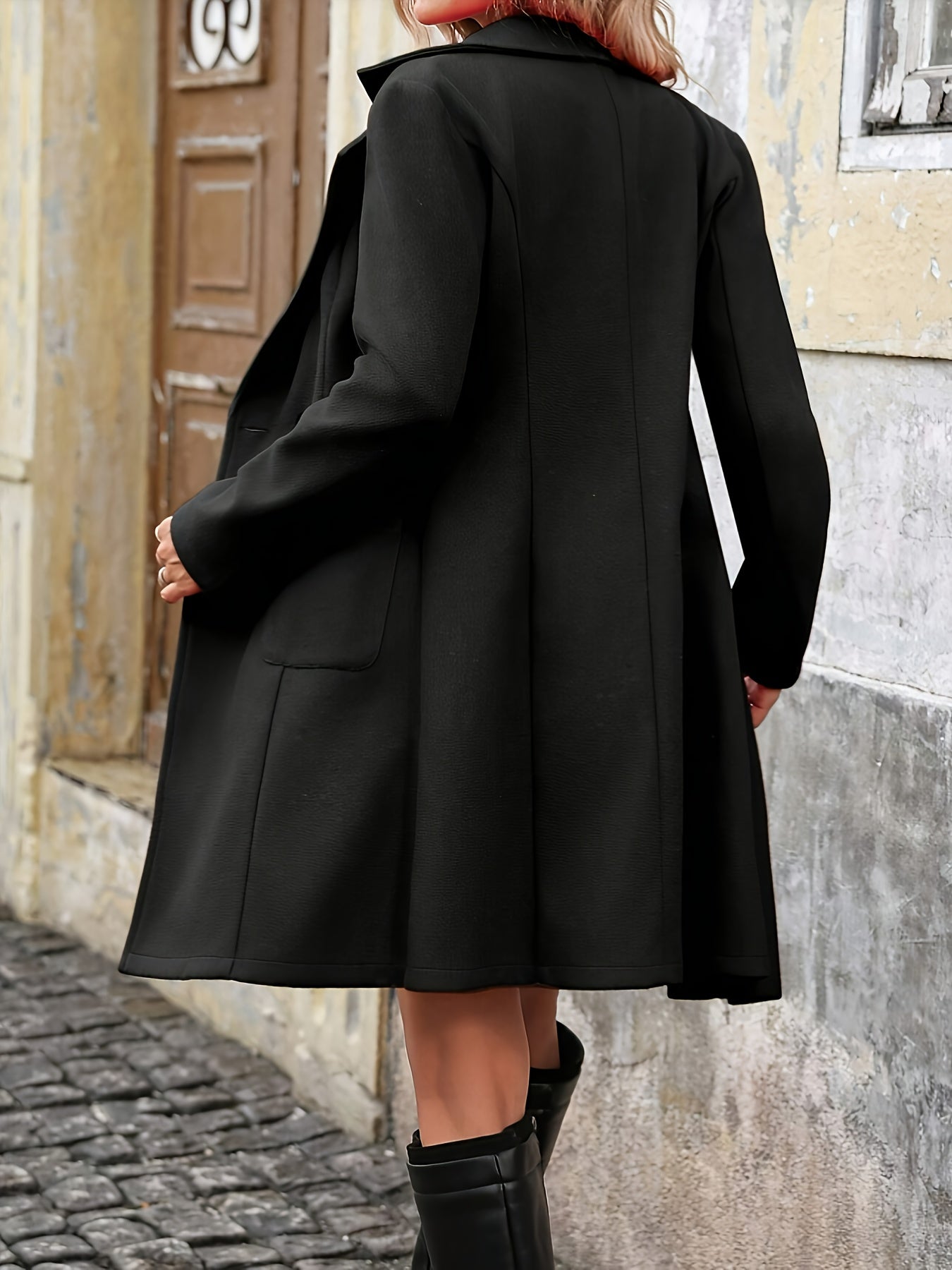 Casaco feminino elegante corte slim, comprimento médio e abotoamento duplo.