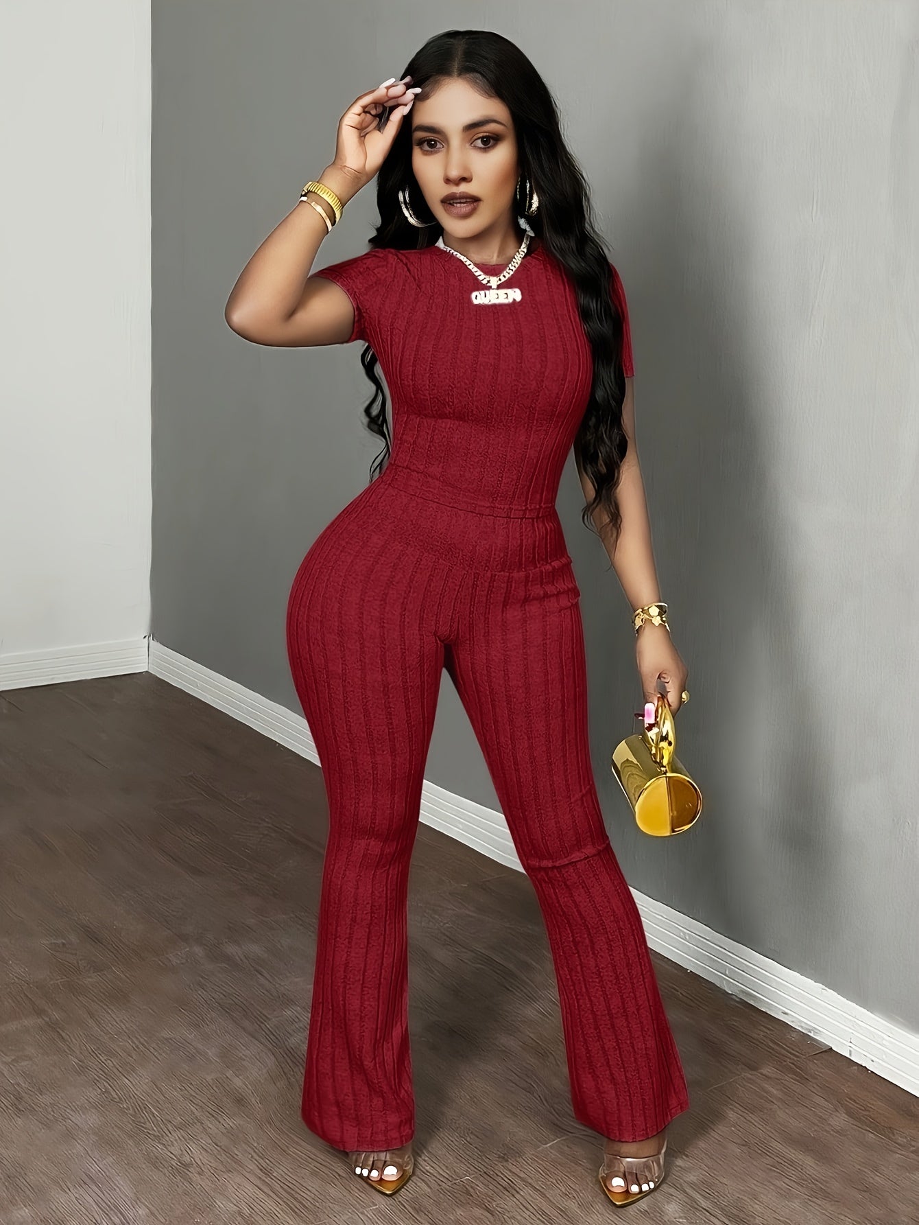 Conjunto feminino casual de camiseta de manga curta e gola redonda , calça comprida ajustada.