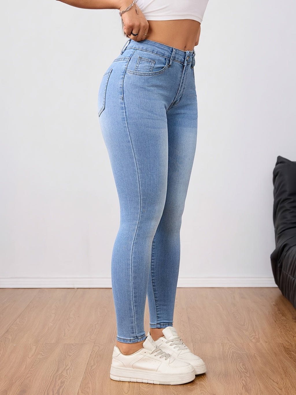 Calça jeans feminina confeccionada em alta qualidade, com ótimo caimento e conforto. Modelagem versátil, ideal para o dia a dia e fácil de combinar com diferentes estilos.