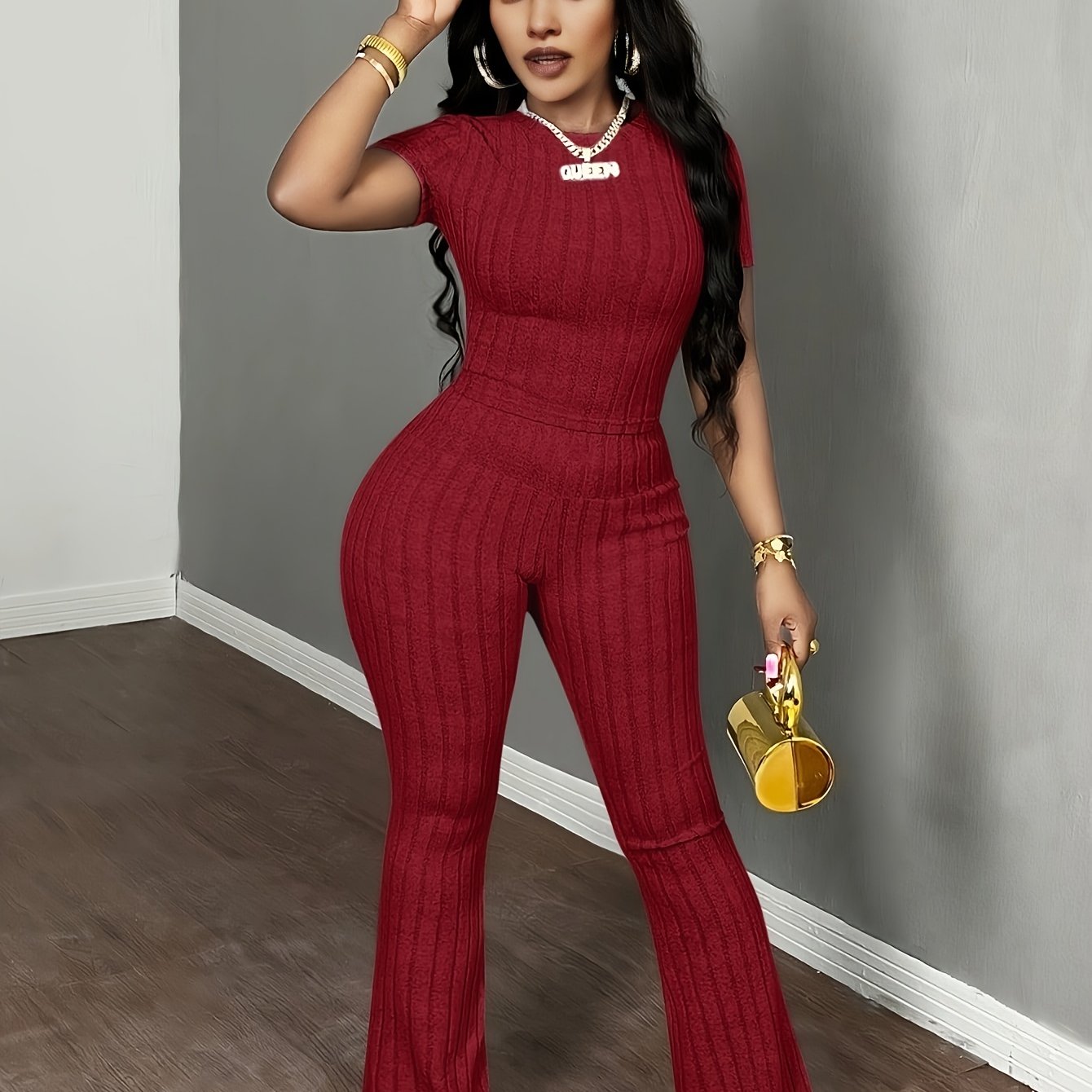 Conjunto feminino casual de camiseta de manga curta e gola redonda , calça comprida ajustada.