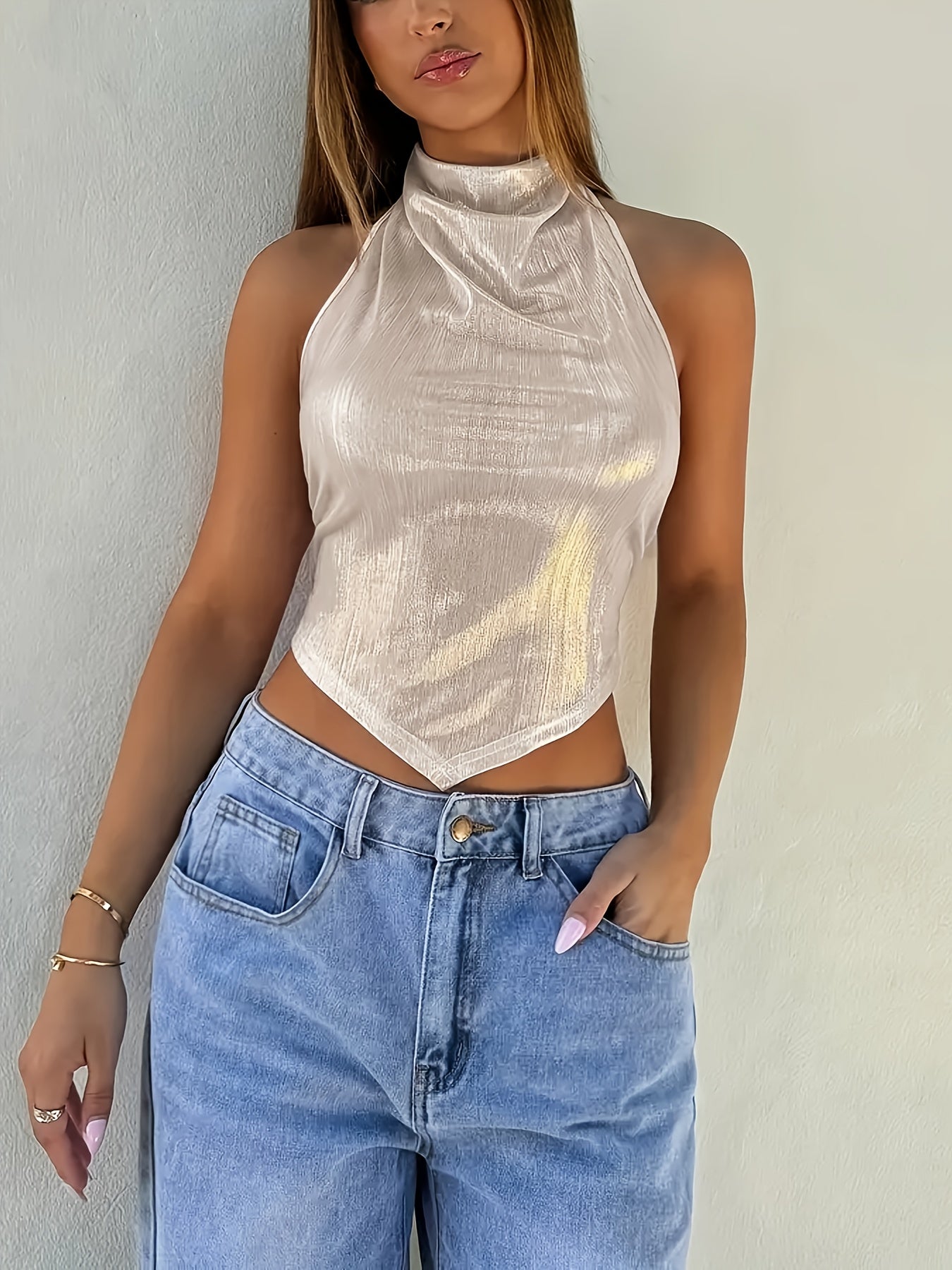 Blusa de verão elegante sem mangas com decote halter - Feita de tecido leve, com barra assimétrica.