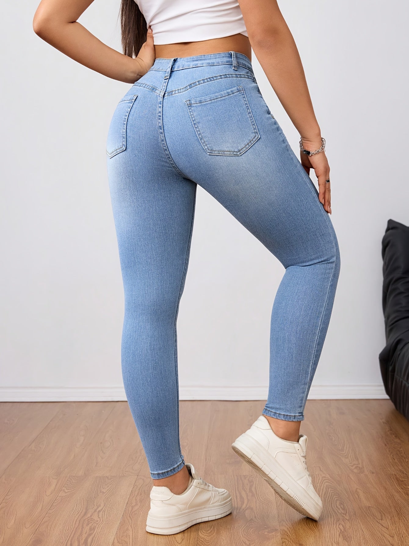 Calça jeans feminina confeccionada em alta qualidade, com ótimo caimento e conforto. Modelagem versátil, ideal para o dia a dia e fácil de combinar com diferentes estilos.