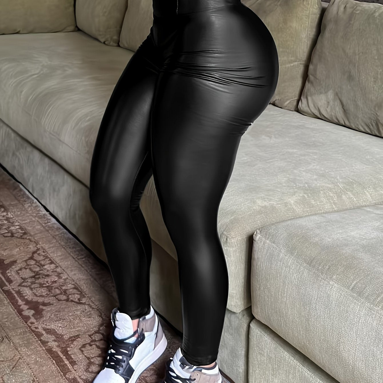 Calça justa feminina confeccionada em tecido confortável e com excelente elasticidade. Modelagem que se ajusta ao corpo, valorizando a silhueta sem perder a mobilidade.