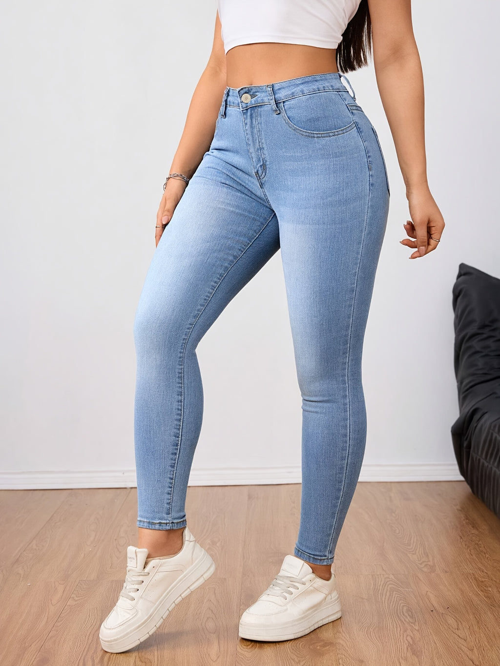 Calça jeans feminina confeccionada em alta qualidade, com ótimo caimento e conforto. Modelagem versátil, ideal para o dia a dia e fácil de combinar com diferentes estilos.