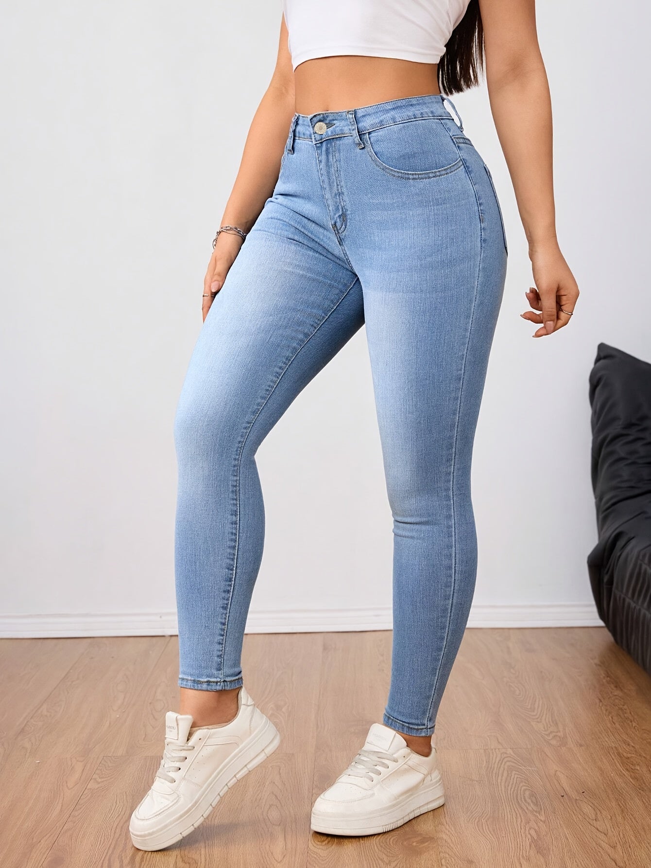 Calça jeans feminina confeccionada em alta qualidade, com ótimo caimento e conforto. Modelagem versátil, ideal para o dia a dia e fácil de combinar com diferentes estilos.