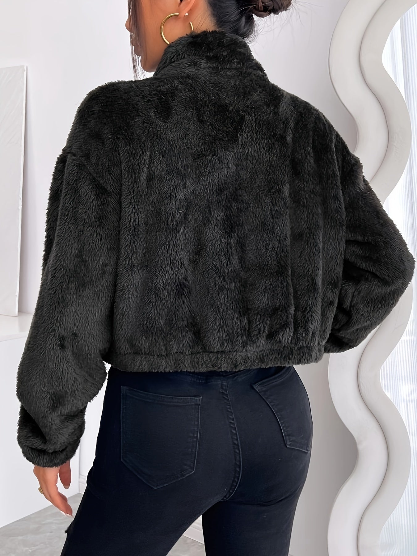 Casaco curto perfeito para quem ama estilo e aconchego. Com design moderno é a peça ideal para compor looks quentes e cheios de personalidade.