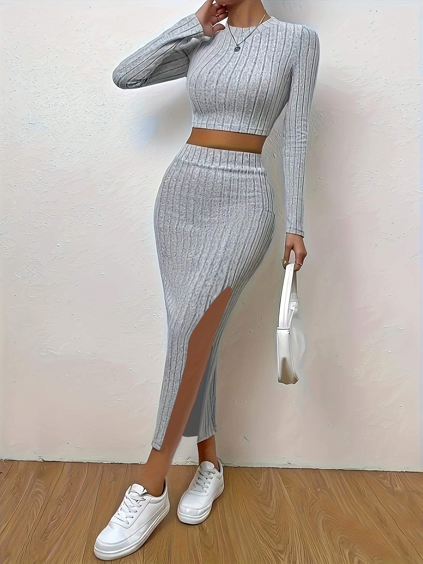 Conjunto casual elegante com manga comprida, gola redonda e fenda.